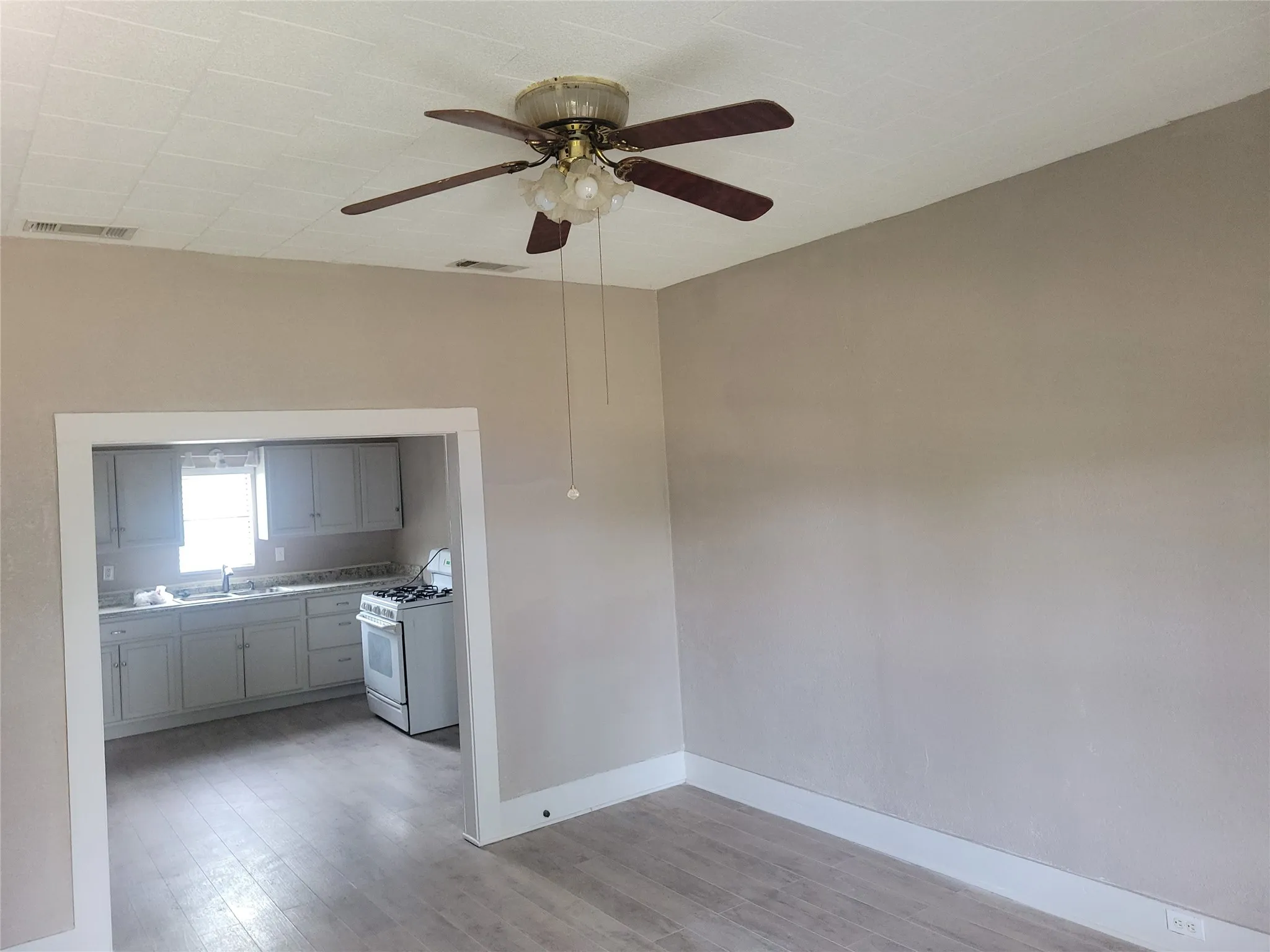 Single Family Residence For Sale in Coleman County , 1009 W Mesquite Street, Coleman, Texas 76834, 3 Bedroom, 1 Bathroom, Garage spaces, 1,092 Sqft, built in 1900, mls#21000553, Real Estate Agent in Coleman, Homes For Sale in Coleman county, Homes For Sale in Coleman, Realtor in Coleman Texas, Real Estate Brokerage Independent Realty Texas, Luminita Cordes Realtor