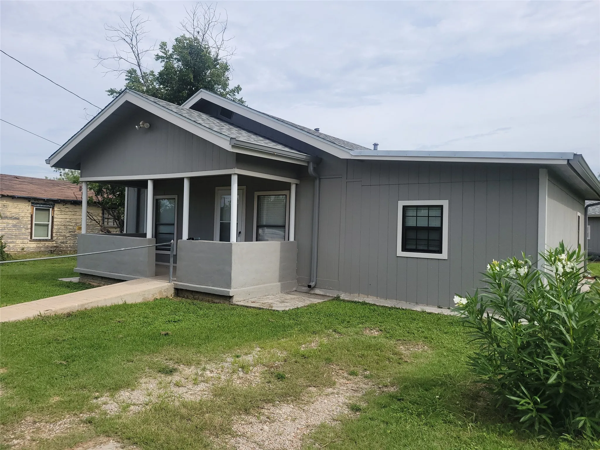 Single Family Residence For Sale in Coleman County , 1009 W Mesquite Street, Coleman, Texas 76834, 3 Bedroom, 1 Bathroom, Garage spaces, 1,092 Sqft, built in 1900, mls#21000553, Real Estate Agent in Coleman, Homes For Sale in Coleman county, Homes For Sale in Coleman, Realtor in Coleman Texas, Real Estate Brokerage Independent Realty Texas, Luminita Cordes Realtor