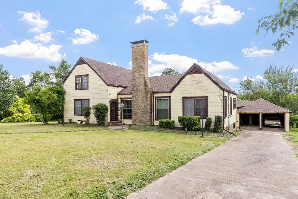 Single Family Residence For Sale in Fannin County , 701 5th Street, Honey Grove, Texas 75446, 4 Bedroom, 3 Bathroom, 2 Garage spaces, 2,639 Sqft, built in 1941, Preowned, Price $325,000, mls#21003722, Real Estate Agent in Honey Grove, Homes For Sale in Fannin county, Homes For Sale in Honey Grove, Realtor in Honey Grove Texas, Real Estate Brokerage Independent Realty Texas, Luminita Cordes Realtor