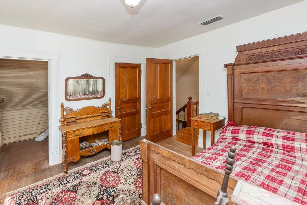 Single Family Residence For Sale in Fannin County , 701 5th Street, Honey Grove, Texas 75446, 4 Bedroom, 3 Bathroom, 2 Garage spaces, 2,639 Sqft, built in 1941, Preowned, Price $325,000, mls#21003722, Real Estate Agent in Honey Grove, Homes For Sale in Fannin county, Homes For Sale in Honey Grove, Realtor in Honey Grove Texas, Real Estate Brokerage Independent Realty Texas, Luminita Cordes Realtor