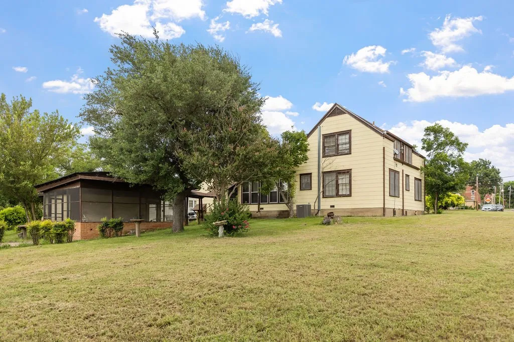 Single Family Residence For Sale in Fannin County , 701 5th Street, Honey Grove, Texas 75446, 4 Bedroom, 3 Bathroom, 2 Garage spaces, 2,639 Sqft, built in 1941, Preowned, Price $325,000, mls#21003722, Real Estate Agent in Honey Grove, Homes For Sale in Fannin county, Homes For Sale in Honey Grove, Realtor in Honey Grove Texas, Real Estate Brokerage Independent Realty Texas, Luminita Cordes Realtor