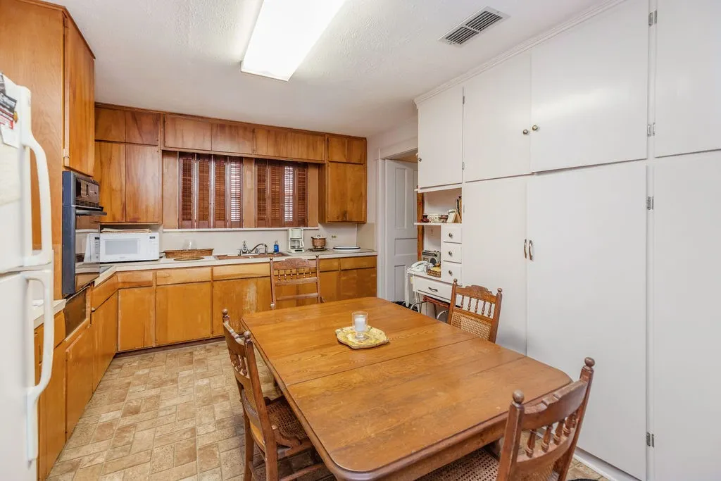 Single Family Residence For Sale in Fannin County , 701 5th Street, Honey Grove, Texas 75446, 4 Bedroom, 3 Bathroom, 2 Garage spaces, 2,639 Sqft, built in 1941, Preowned, Price $325,000, mls#21003722, Real Estate Agent in Honey Grove, Homes For Sale in Fannin county, Homes For Sale in Honey Grove, Realtor in Honey Grove Texas, Real Estate Brokerage Independent Realty Texas, Luminita Cordes Realtor