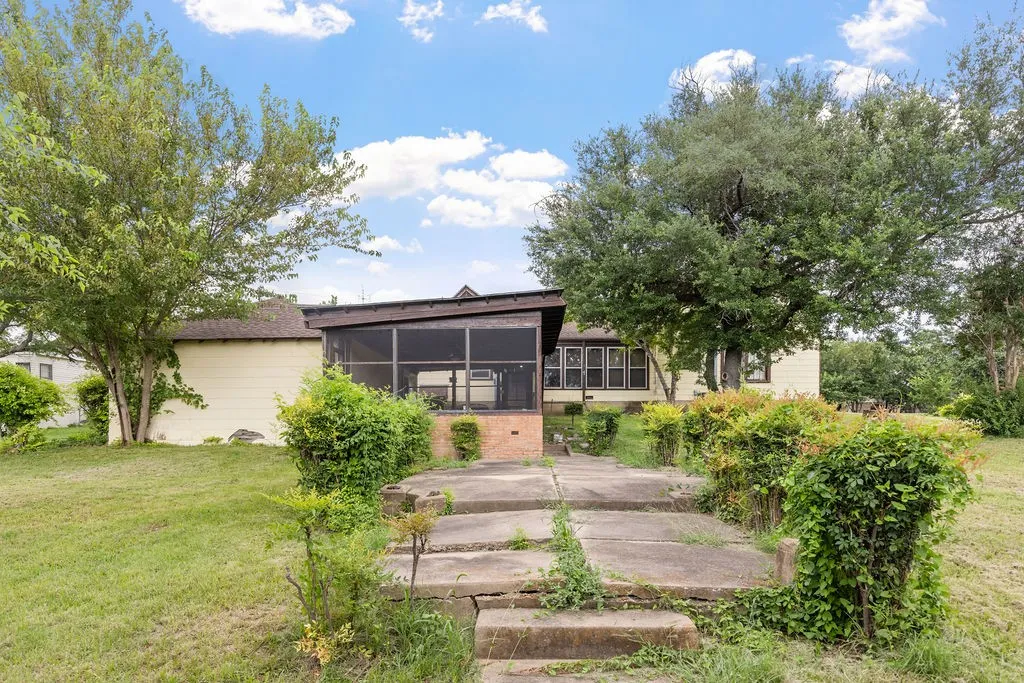 Single Family Residence For Sale in Fannin County , 701 5th Street, Honey Grove, Texas 75446, 4 Bedroom, 3 Bathroom, 2 Garage spaces, 2,639 Sqft, built in 1941, Preowned, Price $325,000, mls#21003722, Real Estate Agent in Honey Grove, Homes For Sale in Fannin county, Homes For Sale in Honey Grove, Realtor in Honey Grove Texas, Real Estate Brokerage Independent Realty Texas, Luminita Cordes Realtor