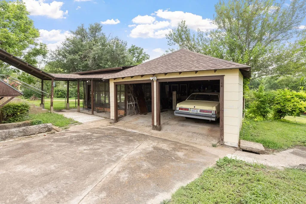 Single Family Residence For Sale in Fannin County , 701 5th Street, Honey Grove, Texas 75446, 4 Bedroom, 3 Bathroom, 2 Garage spaces, 2,639 Sqft, built in 1941, Preowned, Price $325,000, mls#21003722, Real Estate Agent in Honey Grove, Homes For Sale in Fannin county, Homes For Sale in Honey Grove, Realtor in Honey Grove Texas, Real Estate Brokerage Independent Realty Texas, Luminita Cordes Realtor