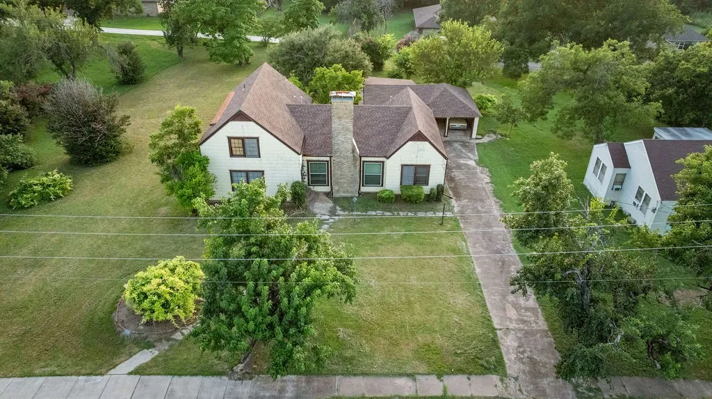Single Family Residence For Sale in Fannin County , 701 5th Street, Honey Grove, Texas 75446, 4 Bedroom, 3 Bathroom, 2 Garage spaces, 2,639 Sqft, built in 1941, Preowned, Price $325,000, mls#21003722, Real Estate Agent in Honey Grove, Homes For Sale in Fannin county, Homes For Sale in Honey Grove, Realtor in Honey Grove Texas, Real Estate Brokerage Independent Realty Texas, Luminita Cordes Realtor