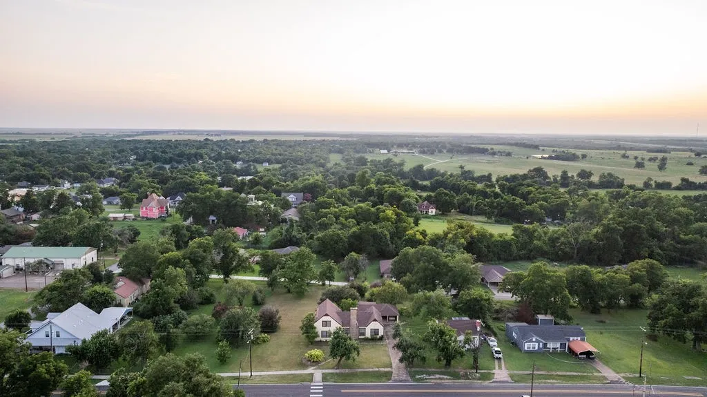 Single Family Residence For Sale in Fannin County , 701 5th Street, Honey Grove, Texas 75446, 4 Bedroom, 3 Bathroom, 2 Garage spaces, 2,639 Sqft, built in 1941, Preowned, Price $325,000, mls#21003722, Real Estate Agent in Honey Grove, Homes For Sale in Fannin county, Homes For Sale in Honey Grove, Realtor in Honey Grove Texas, Real Estate Brokerage Independent Realty Texas, Luminita Cordes Realtor