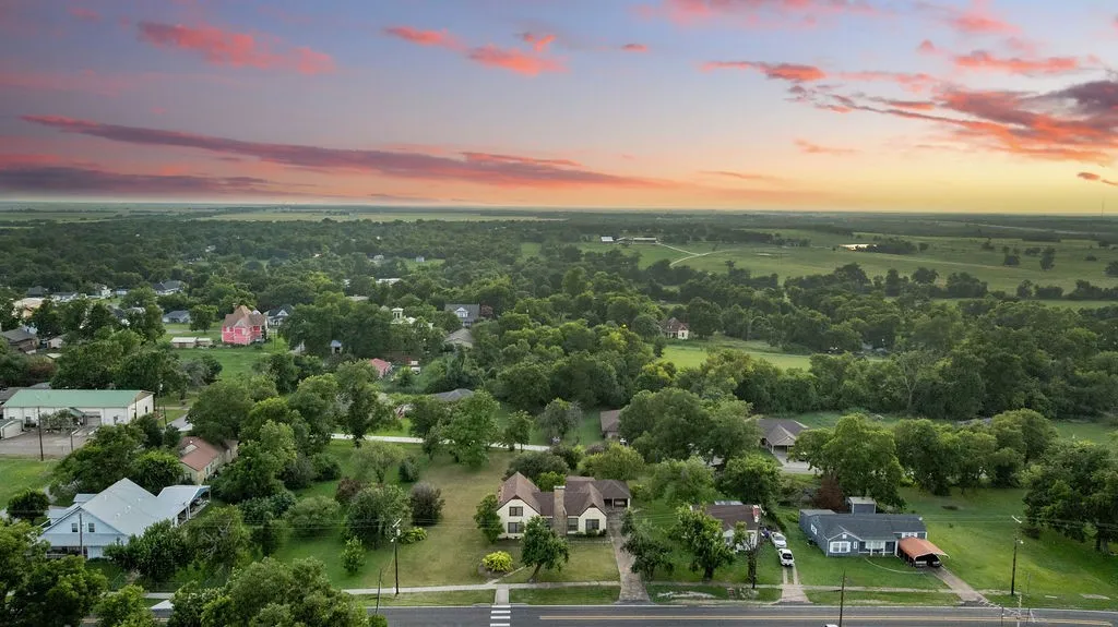 Single Family Residence For Sale in Fannin County , 701 5th Street, Honey Grove, Texas 75446, 4 Bedroom, 3 Bathroom, 2 Garage spaces, 2,639 Sqft, built in 1941, Preowned, Price $325,000, mls#21003722, Real Estate Agent in Honey Grove, Homes For Sale in Fannin county, Homes For Sale in Honey Grove, Realtor in Honey Grove Texas, Real Estate Brokerage Independent Realty Texas, Luminita Cordes Realtor