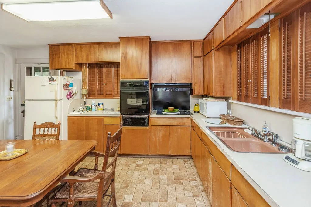Single Family Residence For Sale in Fannin County , 701 5th Street, Honey Grove, Texas 75446, 4 Bedroom, 3 Bathroom, 2 Garage spaces, 2,639 Sqft, built in 1941, Preowned, Price $325,000, mls#21003722, Real Estate Agent in Honey Grove, Homes For Sale in Fannin county, Homes For Sale in Honey Grove, Realtor in Honey Grove Texas, Real Estate Brokerage Independent Realty Texas, Luminita Cordes Realtor