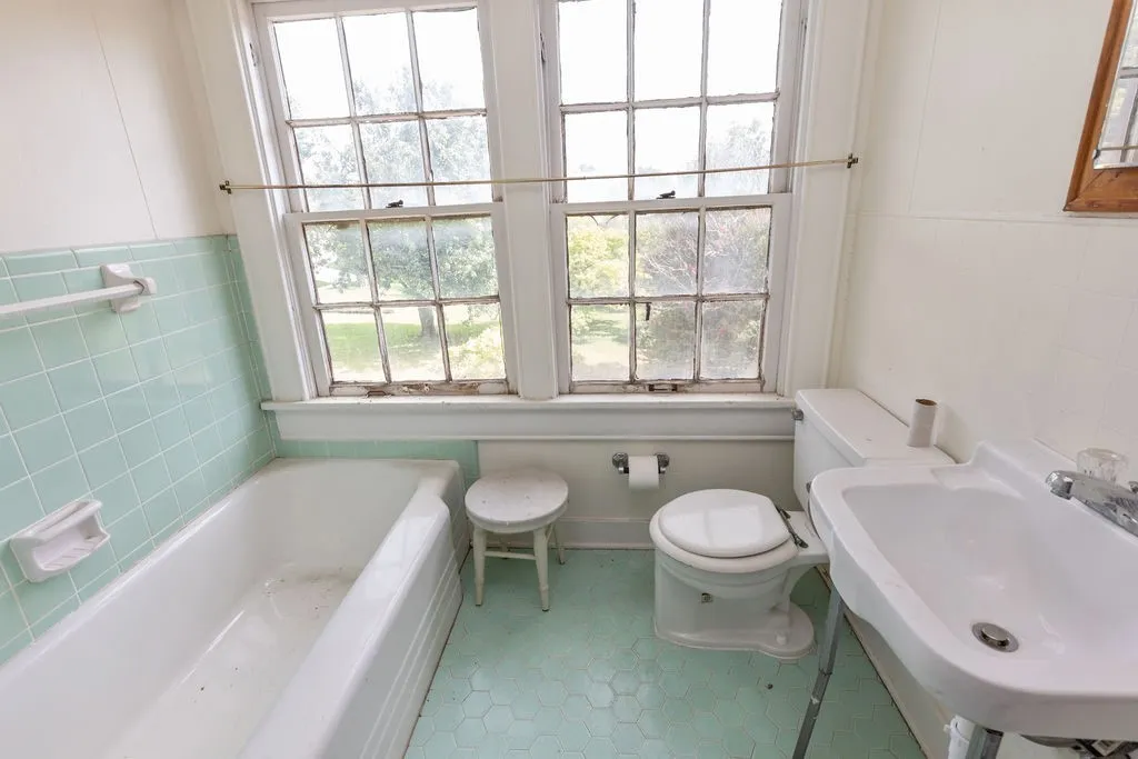Single Family Residence For Sale in Fannin County , 701 5th Street, Honey Grove, Texas 75446, 4 Bedroom, 3 Bathroom, 2 Garage spaces, 2,639 Sqft, built in 1941, Preowned, Price $325,000, mls#21003722, Real Estate Agent in Honey Grove, Homes For Sale in Fannin county, Homes For Sale in Honey Grove, Realtor in Honey Grove Texas, Real Estate Brokerage Independent Realty Texas, Luminita Cordes Realtor
