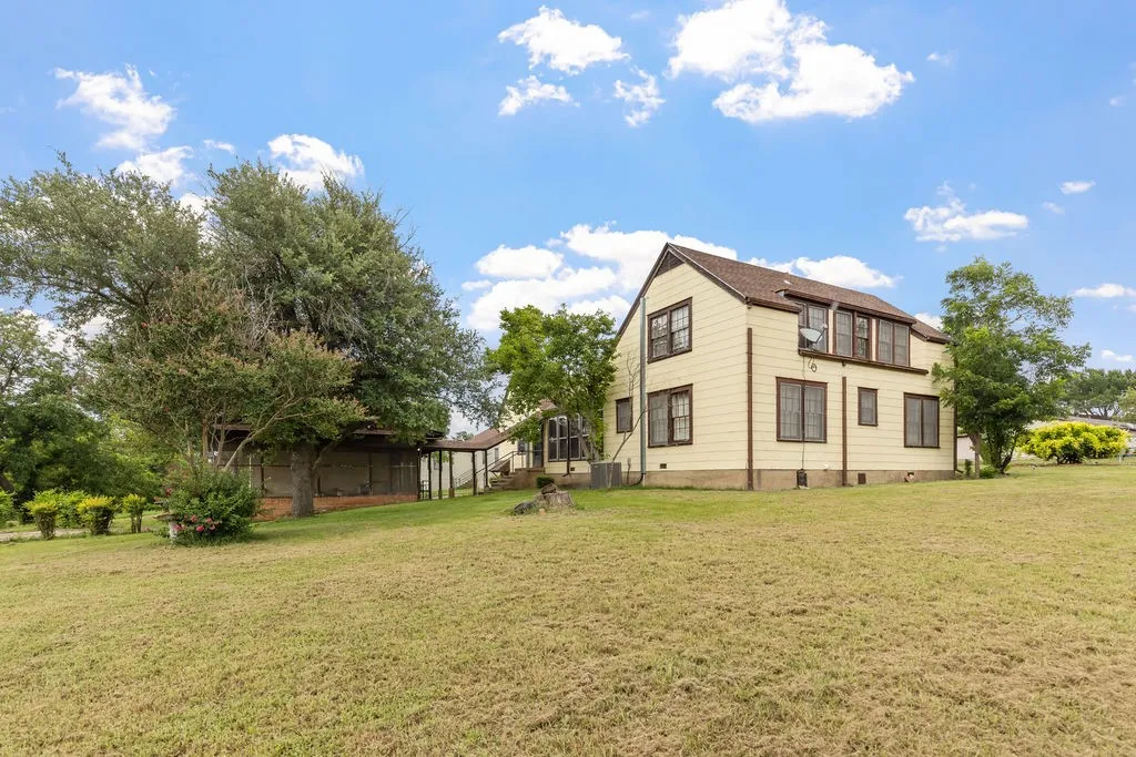Single Family Residence For Sale in Fannin County , 701 5th Street, Honey Grove, Texas 75446, 4 Bedroom, 3 Bathroom, 2 Garage spaces, 2,639 Sqft, built in 1941, Preowned, Price $325,000, mls#21003722, Real Estate Agent in Honey Grove, Homes For Sale in Fannin county, Homes For Sale in Honey Grove, Realtor in Honey Grove Texas, Real Estate Brokerage Independent Realty Texas, Luminita Cordes Realtor