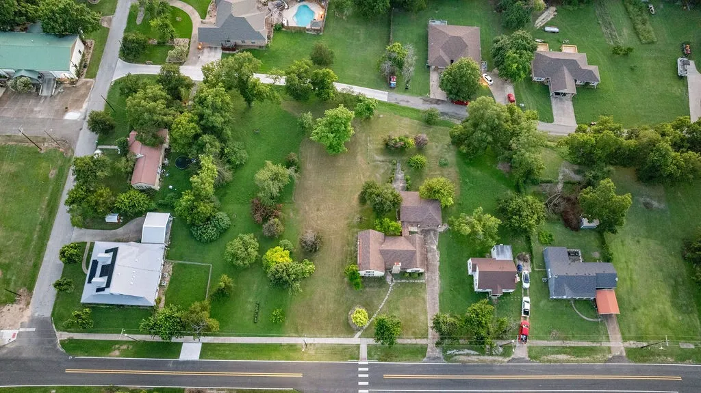 Extra large lot just off 5th Street / highway 34.
