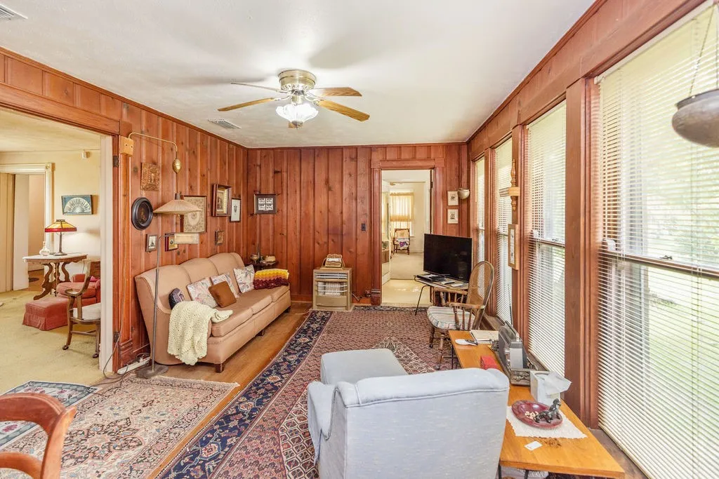 Single Family Residence For Sale in Fannin County , 701 5th Street, Honey Grove, Texas 75446, 4 Bedroom, 3 Bathroom, 2 Garage spaces, 2,639 Sqft, built in 1941, Preowned, Price $325,000, mls#21003722, Real Estate Agent in Honey Grove, Homes For Sale in Fannin county, Homes For Sale in Honey Grove, Realtor in Honey Grove Texas, Real Estate Brokerage Independent Realty Texas, Luminita Cordes Realtor