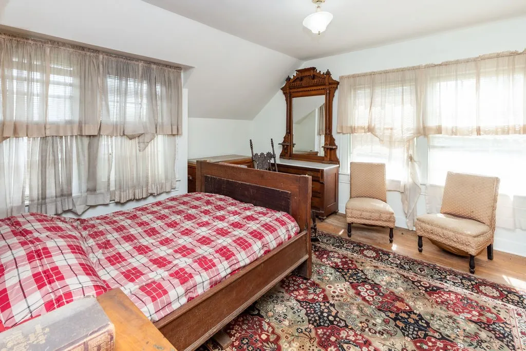 Single Family Residence For Sale in Fannin County , 701 5th Street, Honey Grove, Texas 75446, 4 Bedroom, 3 Bathroom, 2 Garage spaces, 2,639 Sqft, built in 1941, Preowned, Price $325,000, mls#21003722, Real Estate Agent in Honey Grove, Homes For Sale in Fannin county, Homes For Sale in Honey Grove, Realtor in Honey Grove Texas, Real Estate Brokerage Independent Realty Texas, Luminita Cordes Realtor