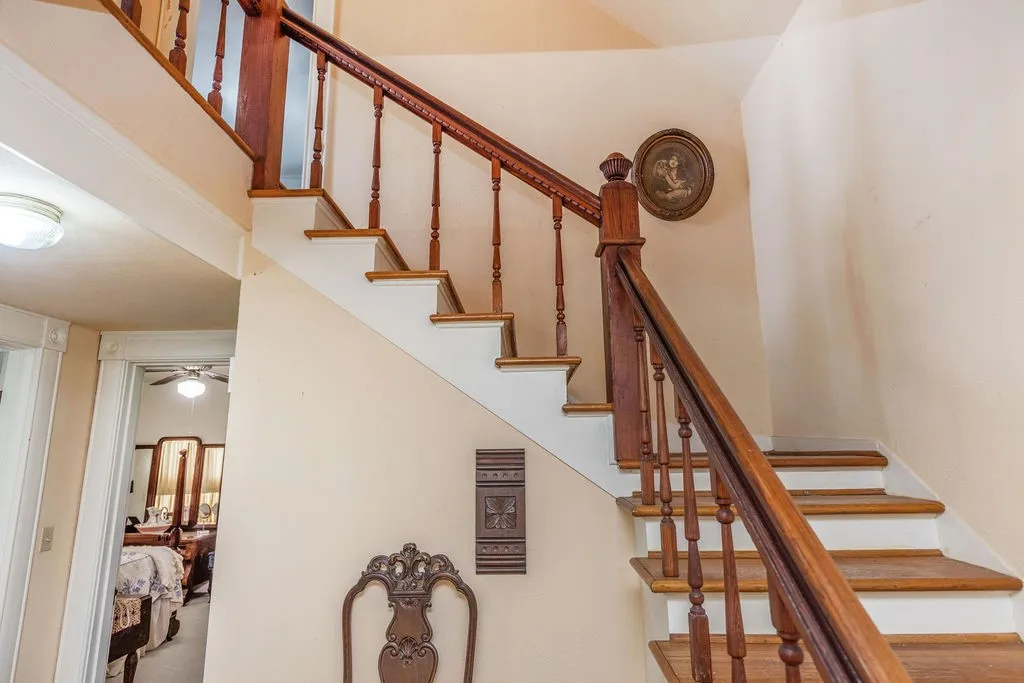Single Family Residence For Sale in Fannin County , 701 5th Street, Honey Grove, Texas 75446, 4 Bedroom, 3 Bathroom, 2 Garage spaces, 2,639 Sqft, built in 1941, Preowned, Price $325,000, mls#21003722, Real Estate Agent in Honey Grove, Homes For Sale in Fannin county, Homes For Sale in Honey Grove, Realtor in Honey Grove Texas, Real Estate Brokerage Independent Realty Texas, Luminita Cordes Realtor