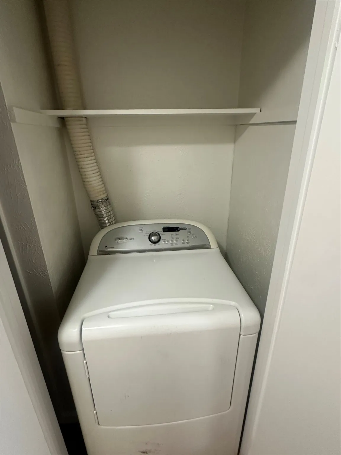 Laundry area with washer / clothes dryer