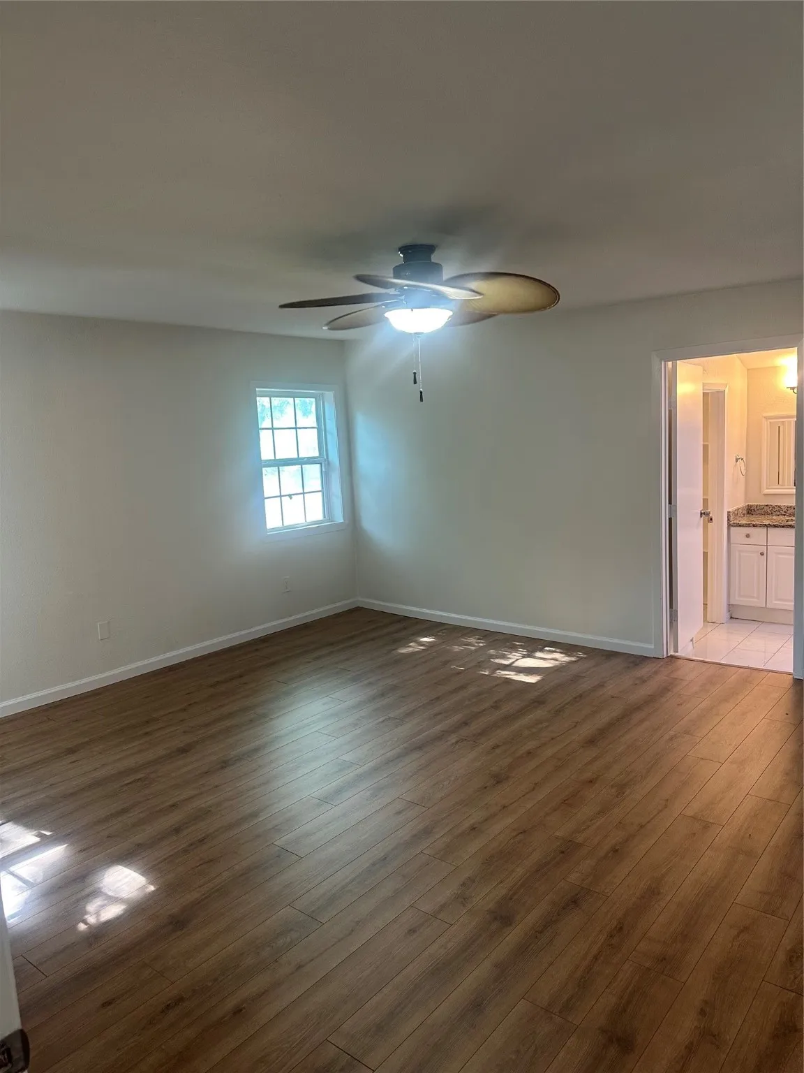 Spare room with dark wood-style floors and ceiling fan