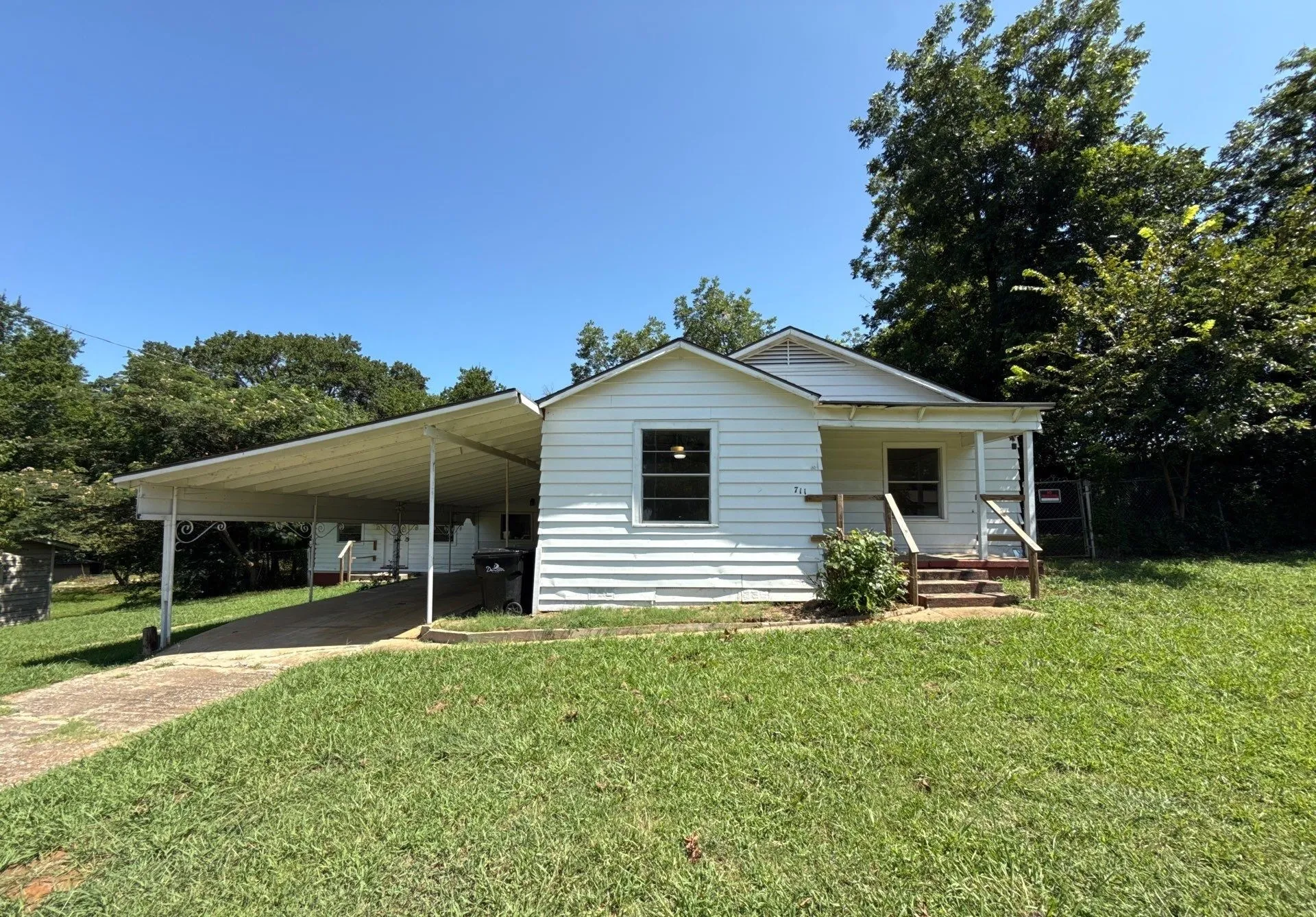 Single Family Residence For Sale in Grayson County , 711 Dubois Street, Denison, Texas 75020, 6 Bedroom, 3 Bathroom, Garage spaces, 2,682 Sqft, built in 1920, Preowned, mls#21005745, Real Estate Agent in Denison, Homes For Sale in Grayson county, Homes For Sale in Denison, Realtor in Denison Texas, Real Estate Brokerage Independent Realty Texas, Luminita Cordes Realtor