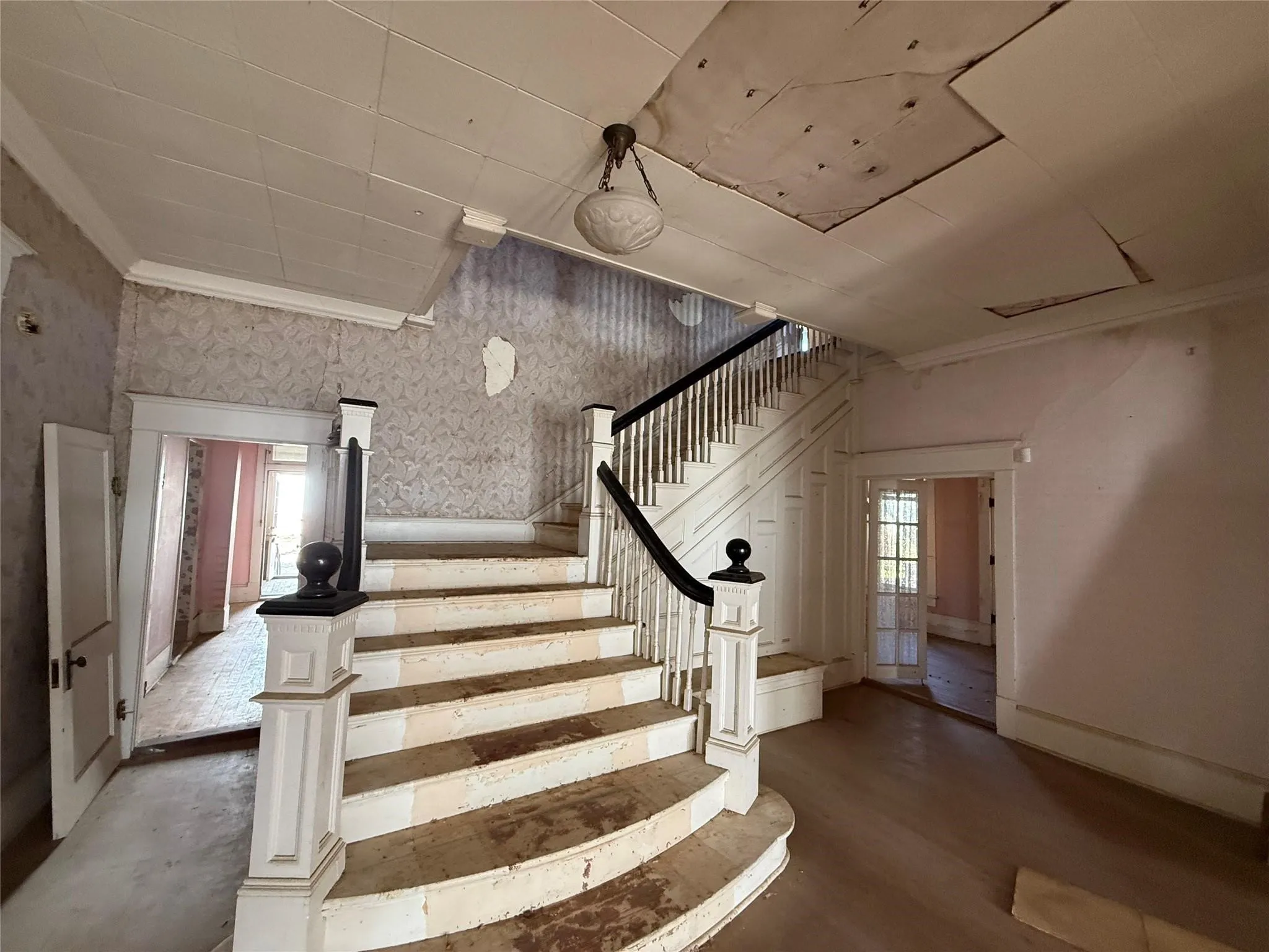 For Sale in Palo Pinto County , 207A NW 4th Avenue, Mineral Wells, Texas 76067, 5 Bedrooms, 4 Bathrooms, Garage spaces, 0 Sqft, built in 1911, Preowned, Price $549,000, mls#21007300, Real Estate Agent in Mineral Wells, Homes For Sale in Palo Pinto county, Homes For Sale in Mineral Wells, Realtor in Mineral Wells Texas, Real Estate Brokerage Independent Realty Texas, Luminita Cordes Realtor