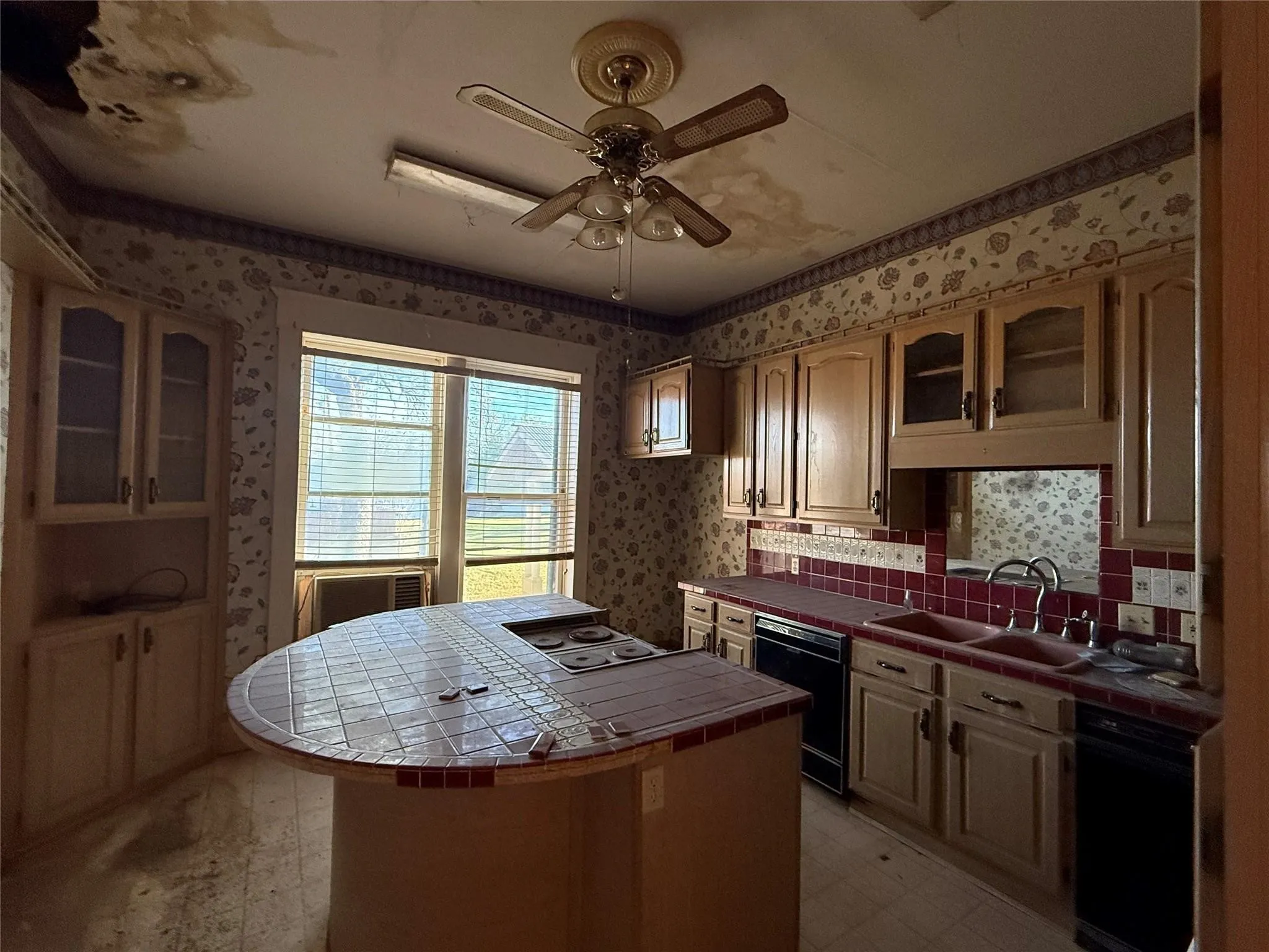For Sale in Palo Pinto County , 207A NW 4th Avenue, Mineral Wells, Texas 76067, 5 Bedrooms, 4 Bathrooms, Garage spaces, 0 Sqft, built in 1911, Preowned, Price $549,000, mls#21007300, Real Estate Agent in Mineral Wells, Homes For Sale in Palo Pinto county, Homes For Sale in Mineral Wells, Realtor in Mineral Wells Texas, Real Estate Brokerage Independent Realty Texas, Luminita Cordes Realtor