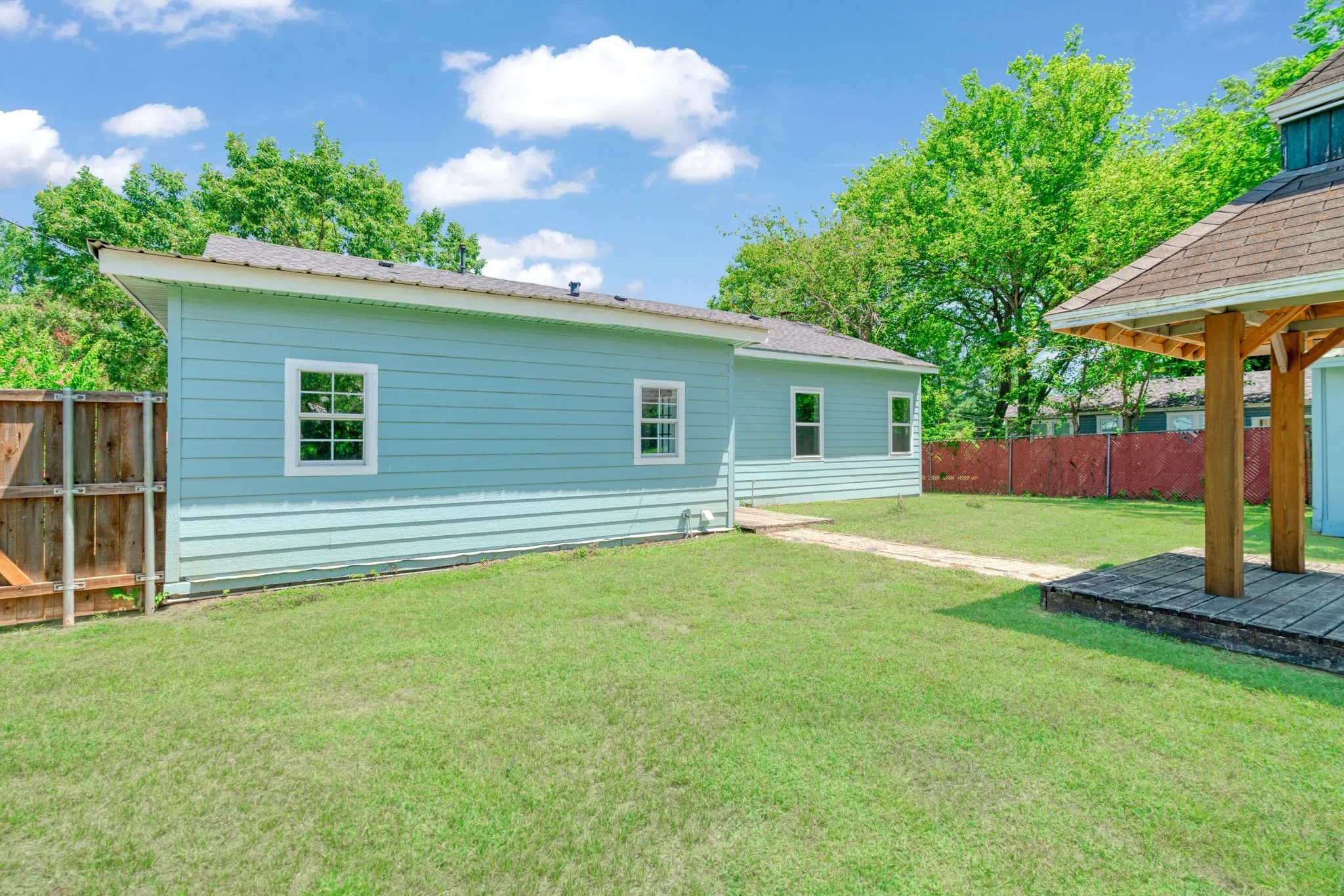 Single Family Residence For Sale in Lamar County , 1100 Pine Bluff, Paris, Texas 75460, 3 Bedrooms, 2 Bathrooms, Garage spaces, 1,448 Sqft, built in 0, Price $159,000, mls#21007926, Real Estate Agent in Paris, Homes For Sale in Lamar county, Homes For Sale in Paris, Realtor in Paris Texas, Real Estate Brokerage Independent Realty Texas, Luminita Cordes Realtor