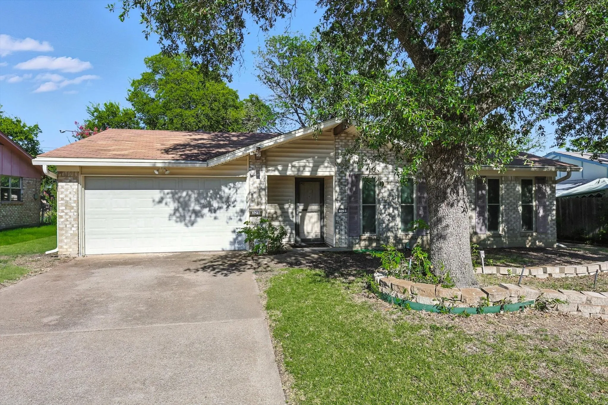 Single Family Residence For Sale in Dallas County , 325 Hastings Drive, Cedar Hill, Texas 75104, 3 Bedroom, 2 Bathroom, 2 Garage spaces, 1,255 Sqft, built in 1970, mls#21011467, Real Estate Agent in Cedar Hill, Homes For Sale in Dallas county, Homes For Sale in Cedar Hill, Realtor in Cedar Hill Texas, Real Estate Brokerage Independent Realty Texas, Luminita Cordes Realtor
