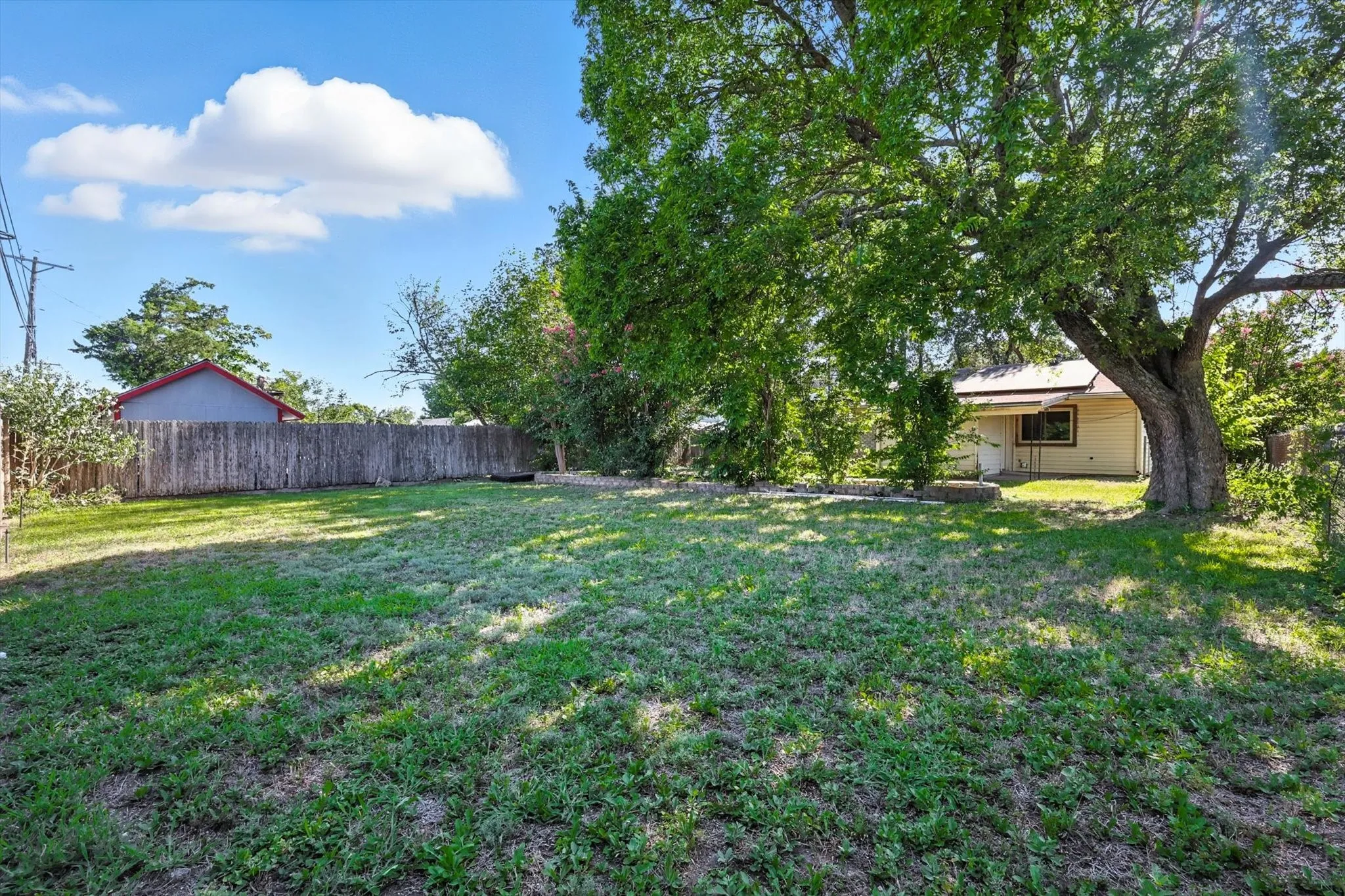 Single Family Residence For Sale in Dallas County , 325 Hastings Drive, Cedar Hill, Texas 75104, 3 Bedroom, 2 Bathroom, 2 Garage spaces, 1,255 Sqft, built in 1970, mls#21011467, Real Estate Agent in Cedar Hill, Homes For Sale in Dallas county, Homes For Sale in Cedar Hill, Realtor in Cedar Hill Texas, Real Estate Brokerage Independent Realty Texas, Luminita Cordes Realtor