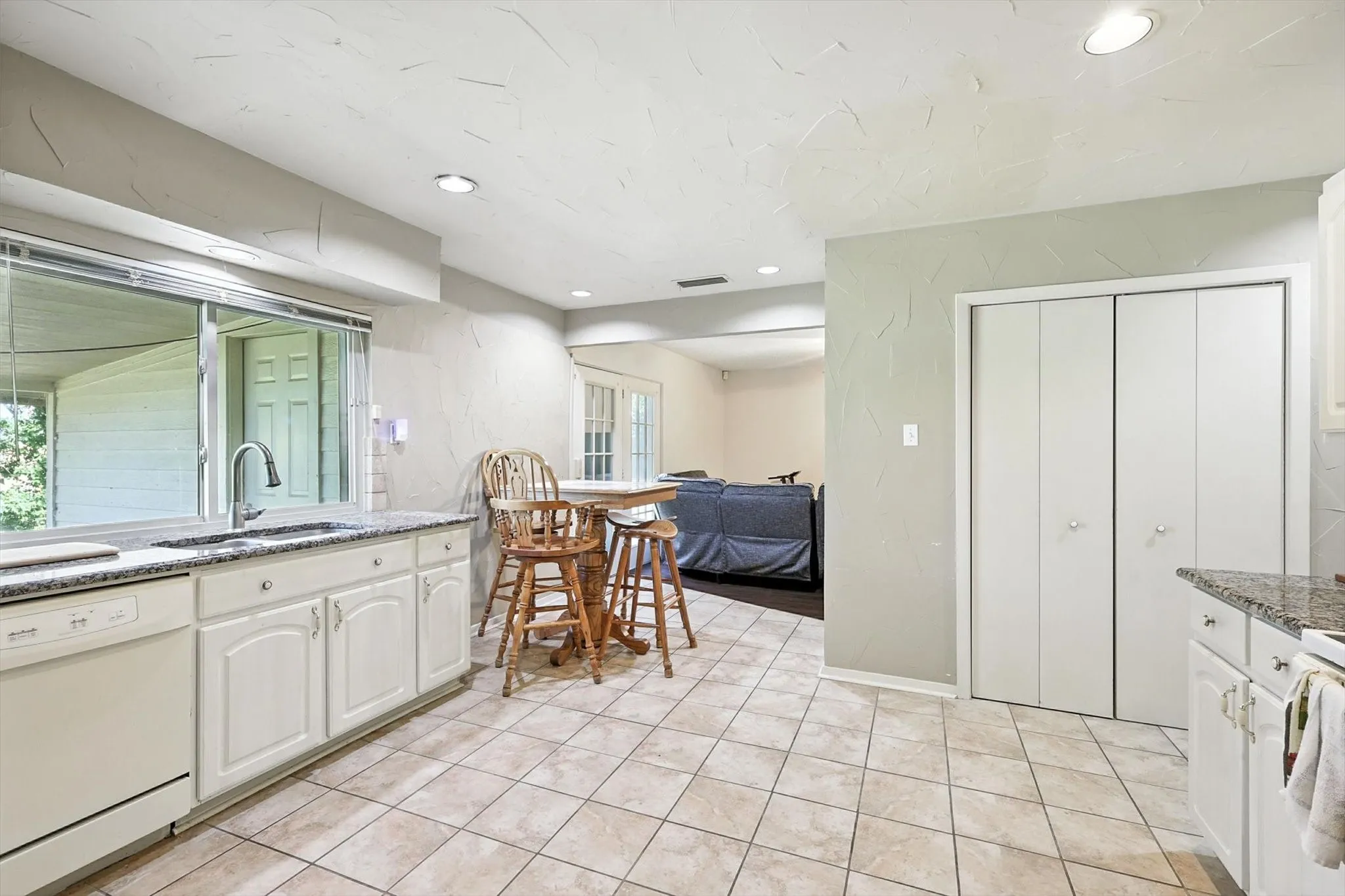 Single Family Residence For Sale in Dallas County , 325 Hastings Drive, Cedar Hill, Texas 75104, 3 Bedroom, 2 Bathroom, 2 Garage spaces, 1,255 Sqft, built in 1970, mls#21011467, Real Estate Agent in Cedar Hill, Homes For Sale in Dallas county, Homes For Sale in Cedar Hill, Realtor in Cedar Hill Texas, Real Estate Brokerage Independent Realty Texas, Luminita Cordes Realtor
