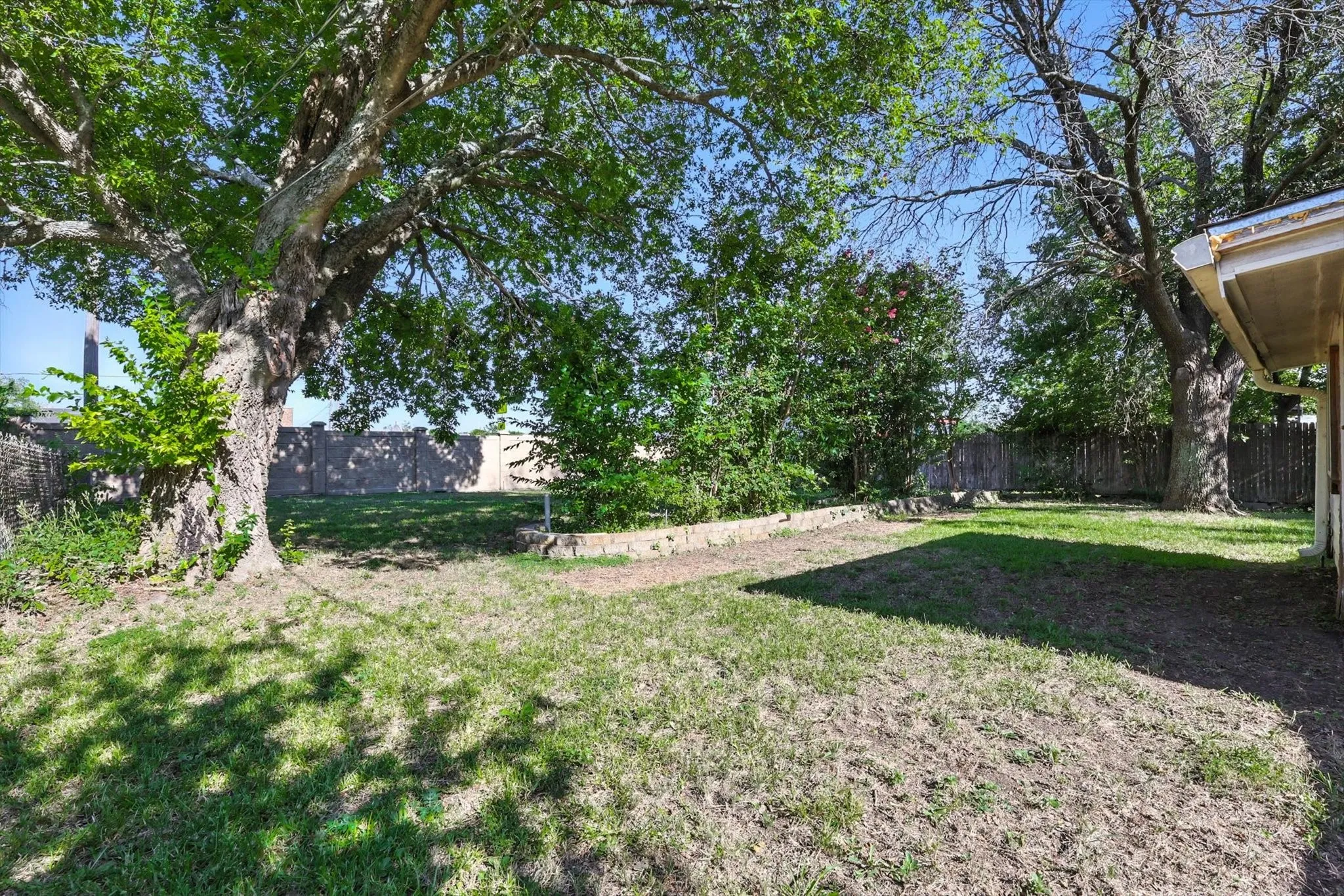 Single Family Residence For Sale in Dallas County , 325 Hastings Drive, Cedar Hill, Texas 75104, 3 Bedroom, 2 Bathroom, 2 Garage spaces, 1,255 Sqft, built in 1970, mls#21011467, Real Estate Agent in Cedar Hill, Homes For Sale in Dallas county, Homes For Sale in Cedar Hill, Realtor in Cedar Hill Texas, Real Estate Brokerage Independent Realty Texas, Luminita Cordes Realtor