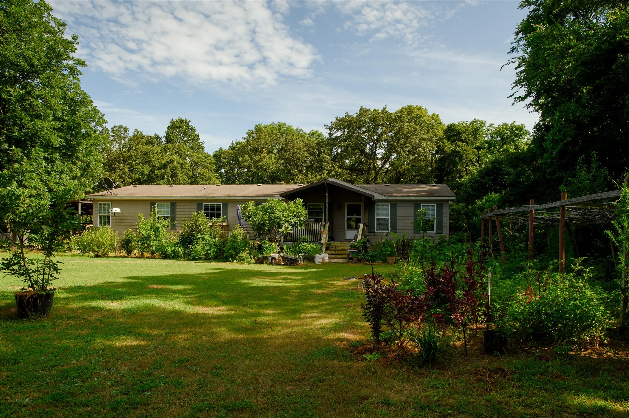 Manufactured Home For Sale in Grayson County , 1468 Cedar Mills Road, Gordonville, Texas 76245, 3 Bedroom, 2 Bathroom, Garage spaces, 2,368 Sqft, built in 2004, Price $314,999, mls#21011483, Real Estate Agent in Gordonville, Homes For Sale in Grayson county, Homes For Sale in Gordonville, Realtor in Gordonville Texas, Real Estate Brokerage Independent Realty Texas, Luminita Cordes Realtor