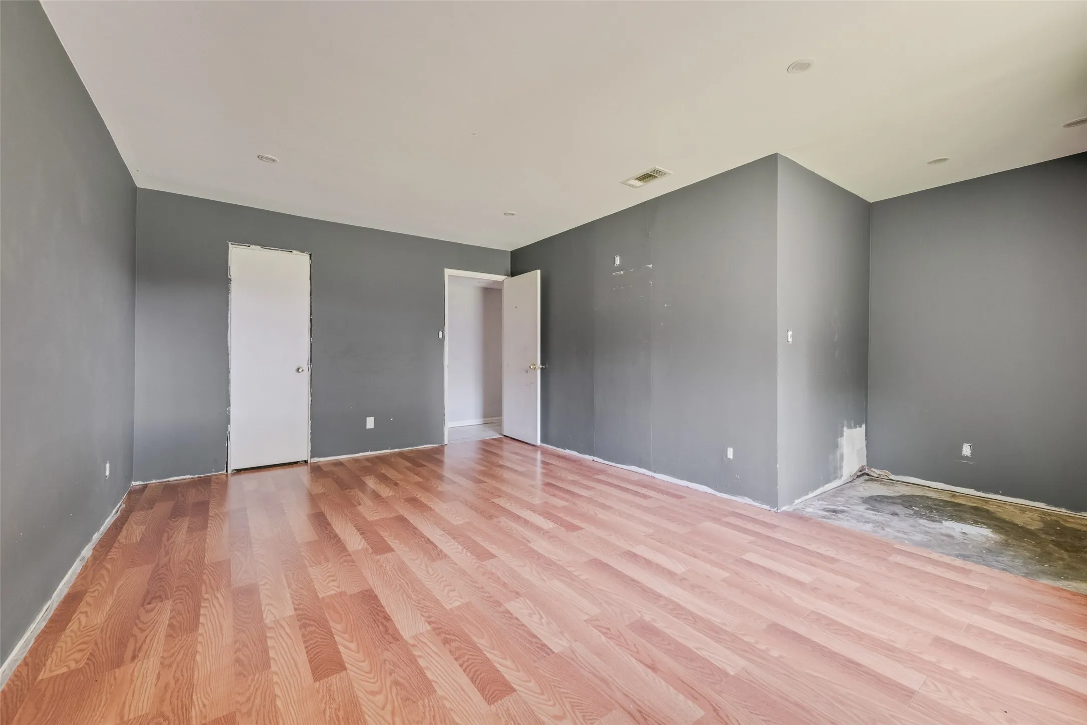 Single Family Residence For Sale in Dallas County , 9502 Zelkova Circle, Dallas, Texas 75249, 3 Bedrooms, 1 Bathroom, 1 Garage spaces, 1,371 Sqft, built in 1982, Preowned, Price $220,000, mls#21006365, Real Estate Agent in Dallas, Homes For Sale in Dallas county, Homes For Sale in Dallas, Realtor in Dallas Texas, Real Estate Brokerage Independent Realty Texas, Luminita Cordes Realtor