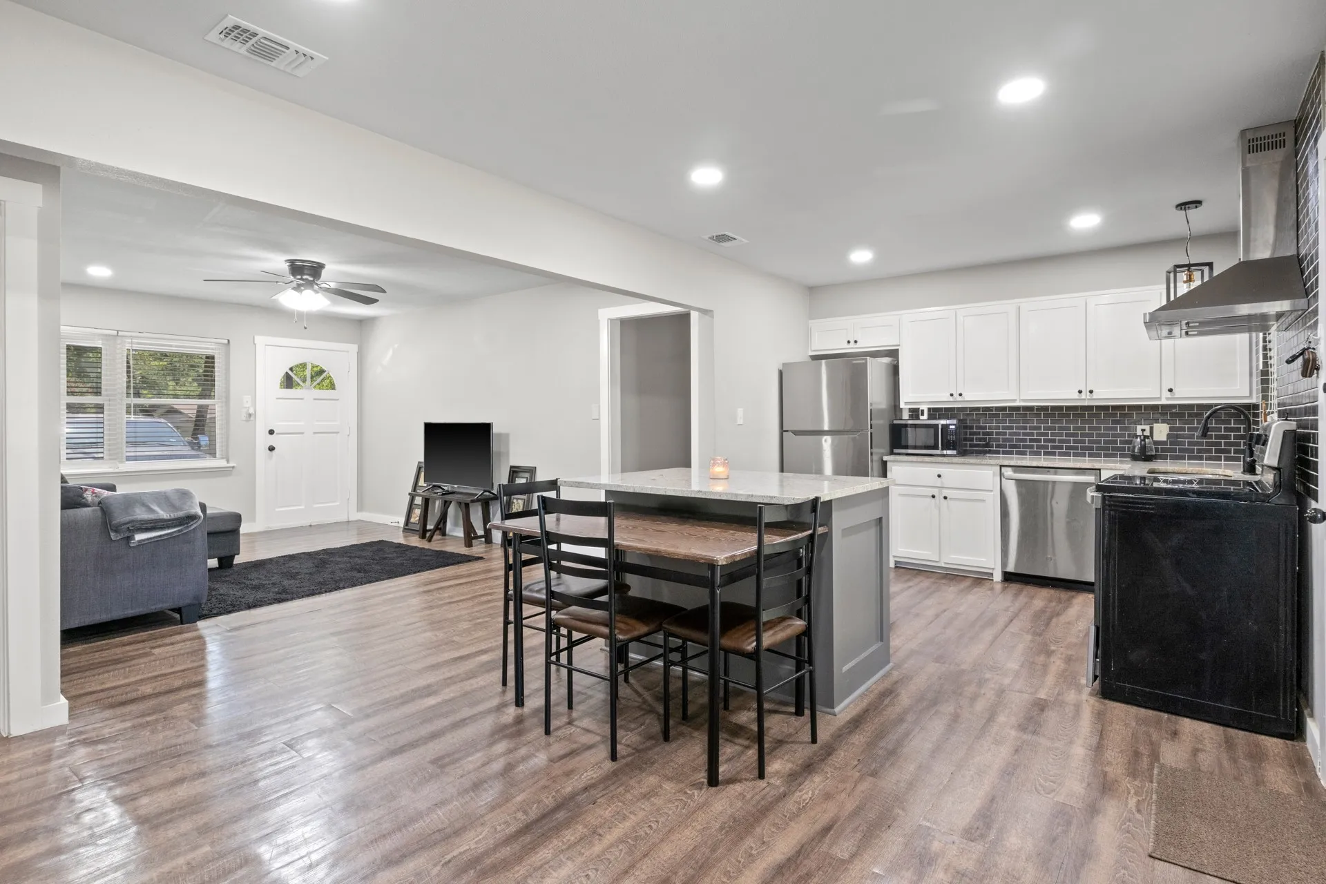 Single Family Residence For Sale in Bowie County , 3915 Sabine, Texarkana, Texas 75503, 4 Bedrooms, 2 Bathrooms, Garage spaces, 1,464 Sqft, built in 1970, Price $180,000, mls#21011944, Real Estate Agent in Texarkana, Homes For Sale in Bowie county, Homes For Sale in Texarkana, Realtor in Texarkana Texas, Real Estate Brokerage Independent Realty Texas, Luminita Cordes Realtor