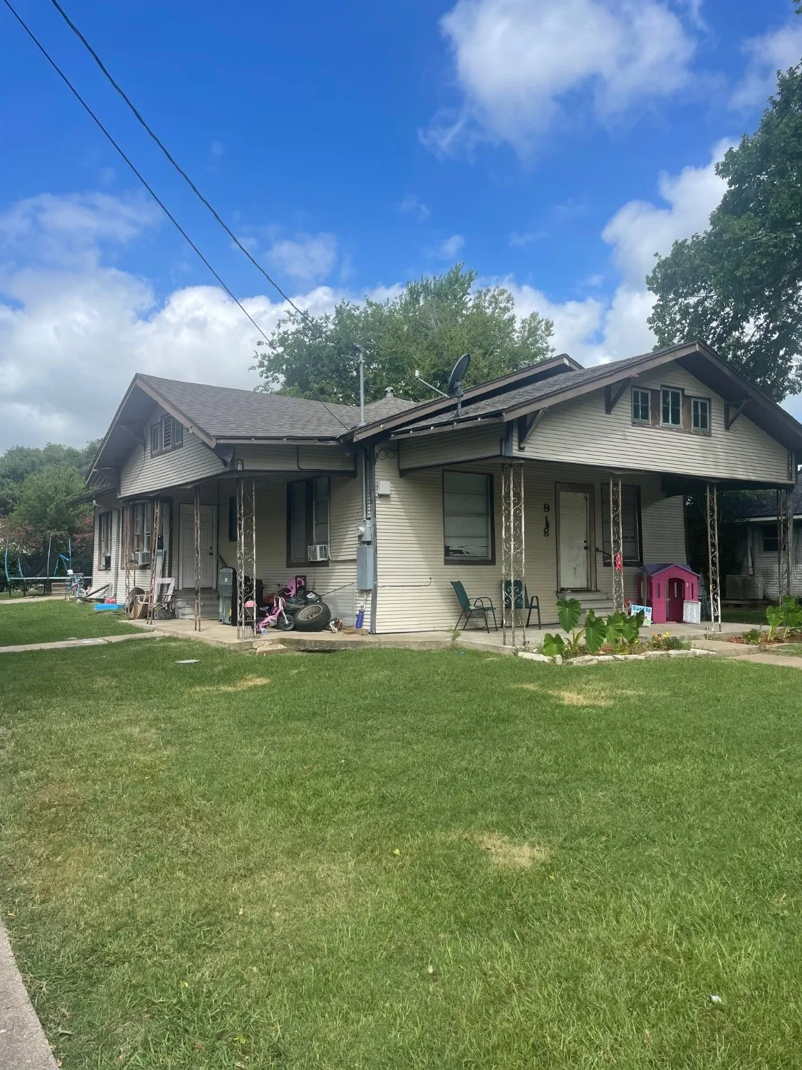 View of front of home featuring a porch and a front yard