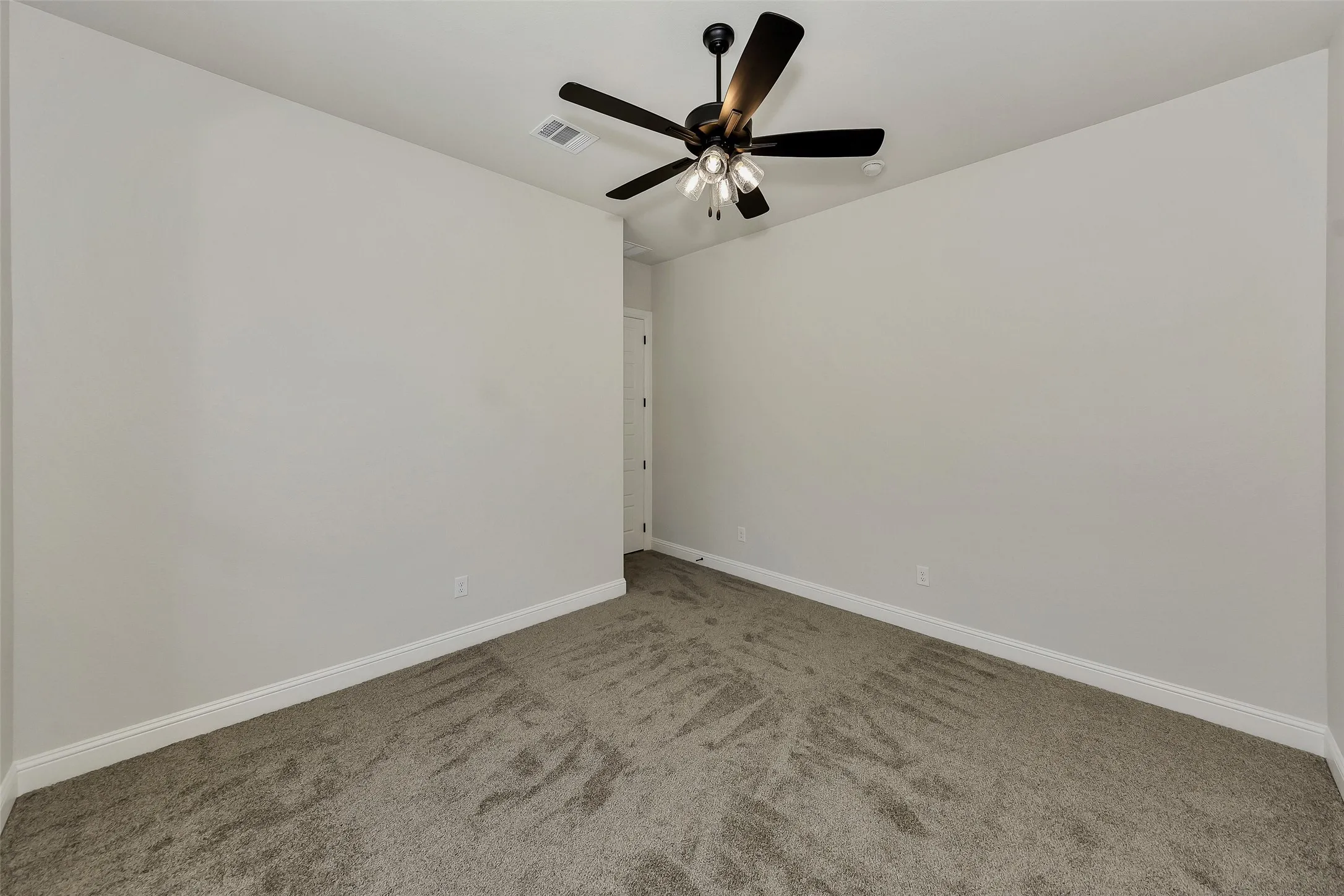 Unfurnished room with carpet flooring and ceiling fan