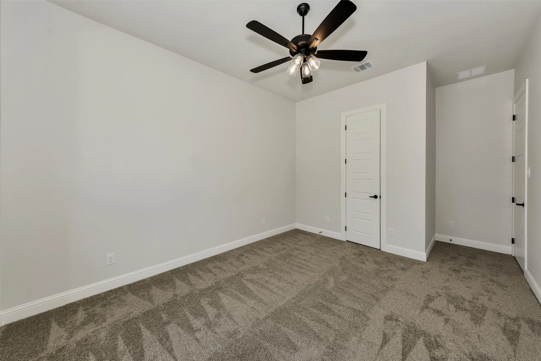 Empty room with carpet floors and ceiling​​‌​​​​‌​​‌‌​‌‌​​​‌‌​‌​‌​‌​​​‌​​ fan