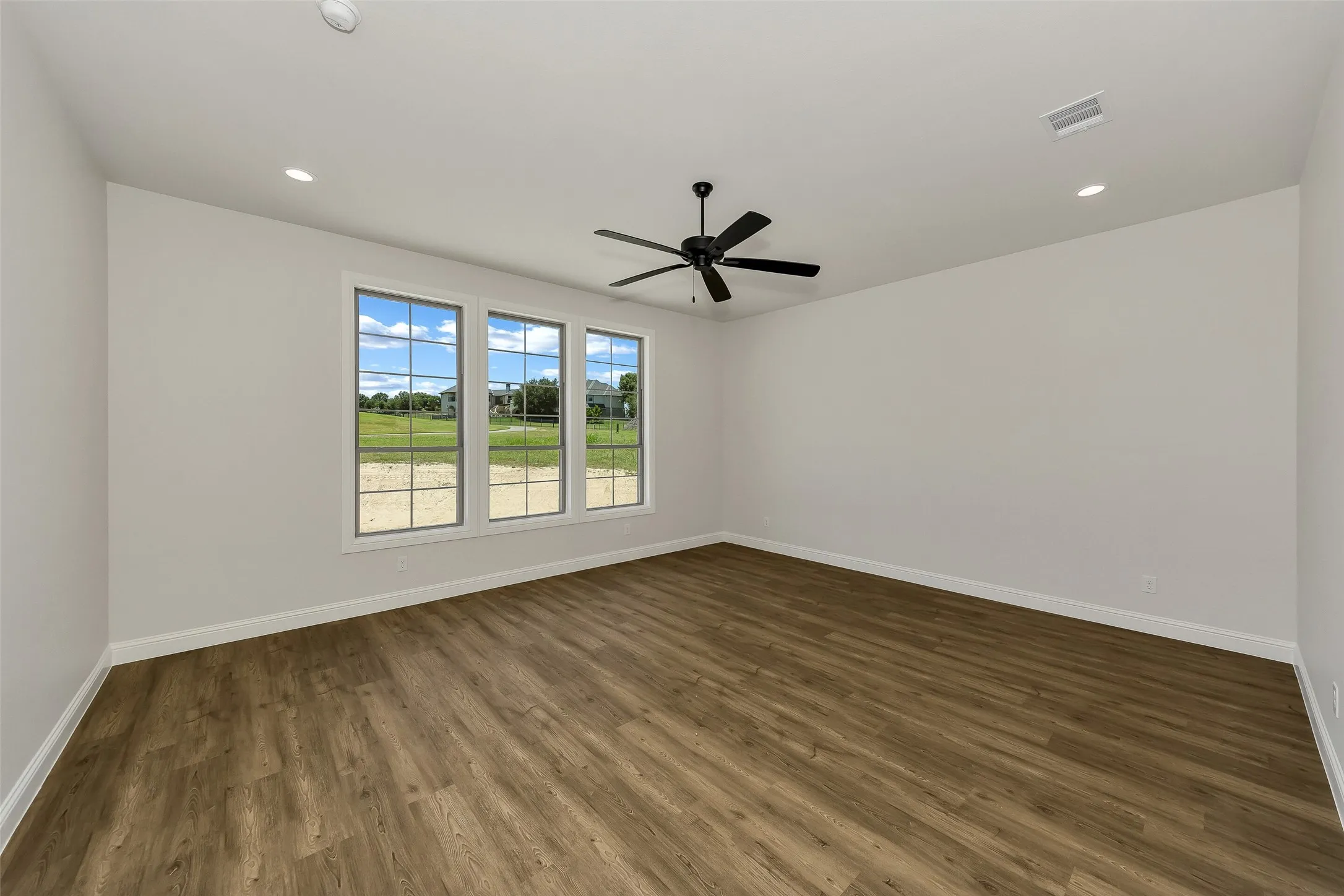 Unfurnished room with dark wood-style floors, a ceiling fan, and recessed lighting