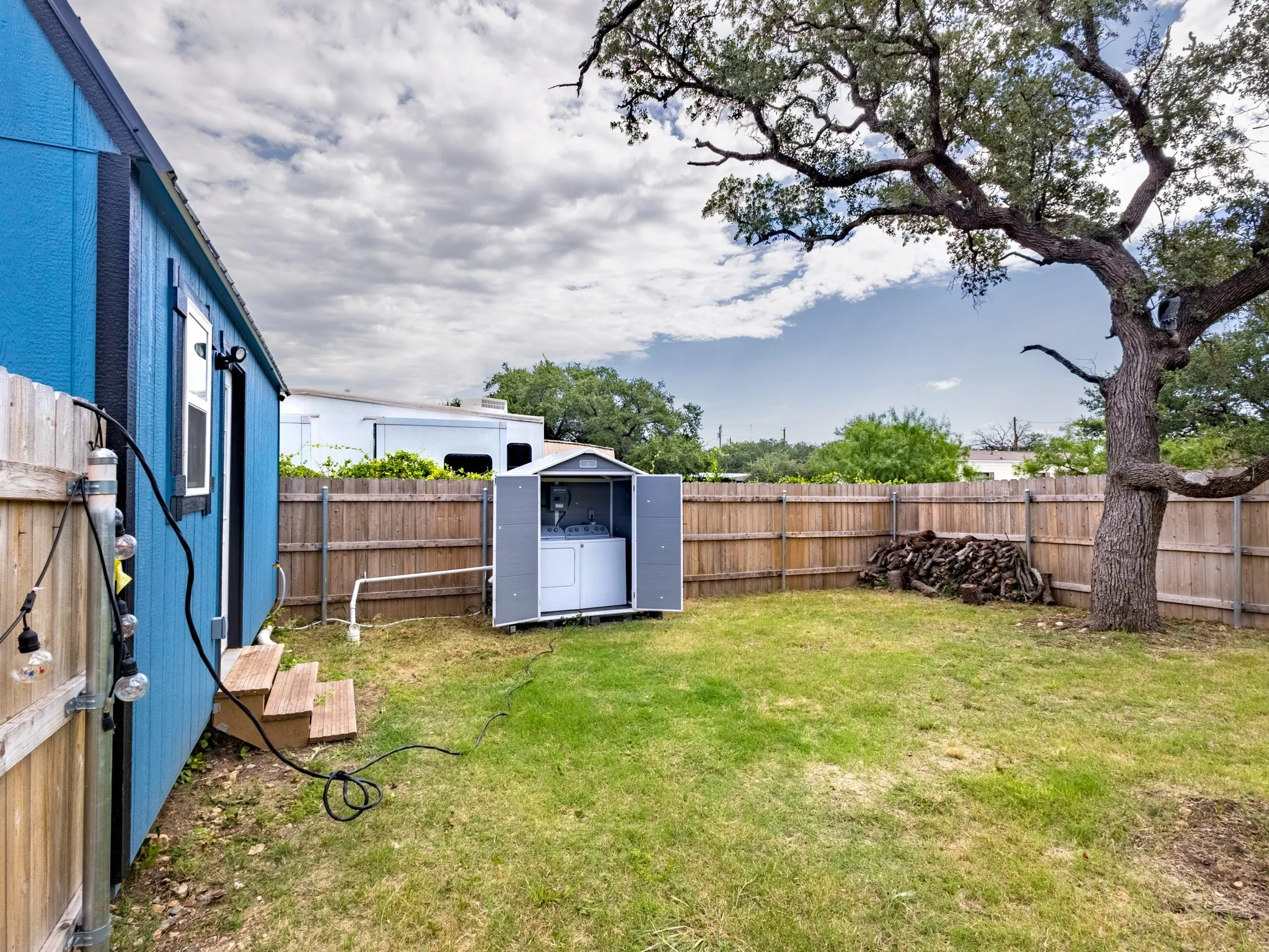 The backyard includes a shed equipped with a washer and dryer.