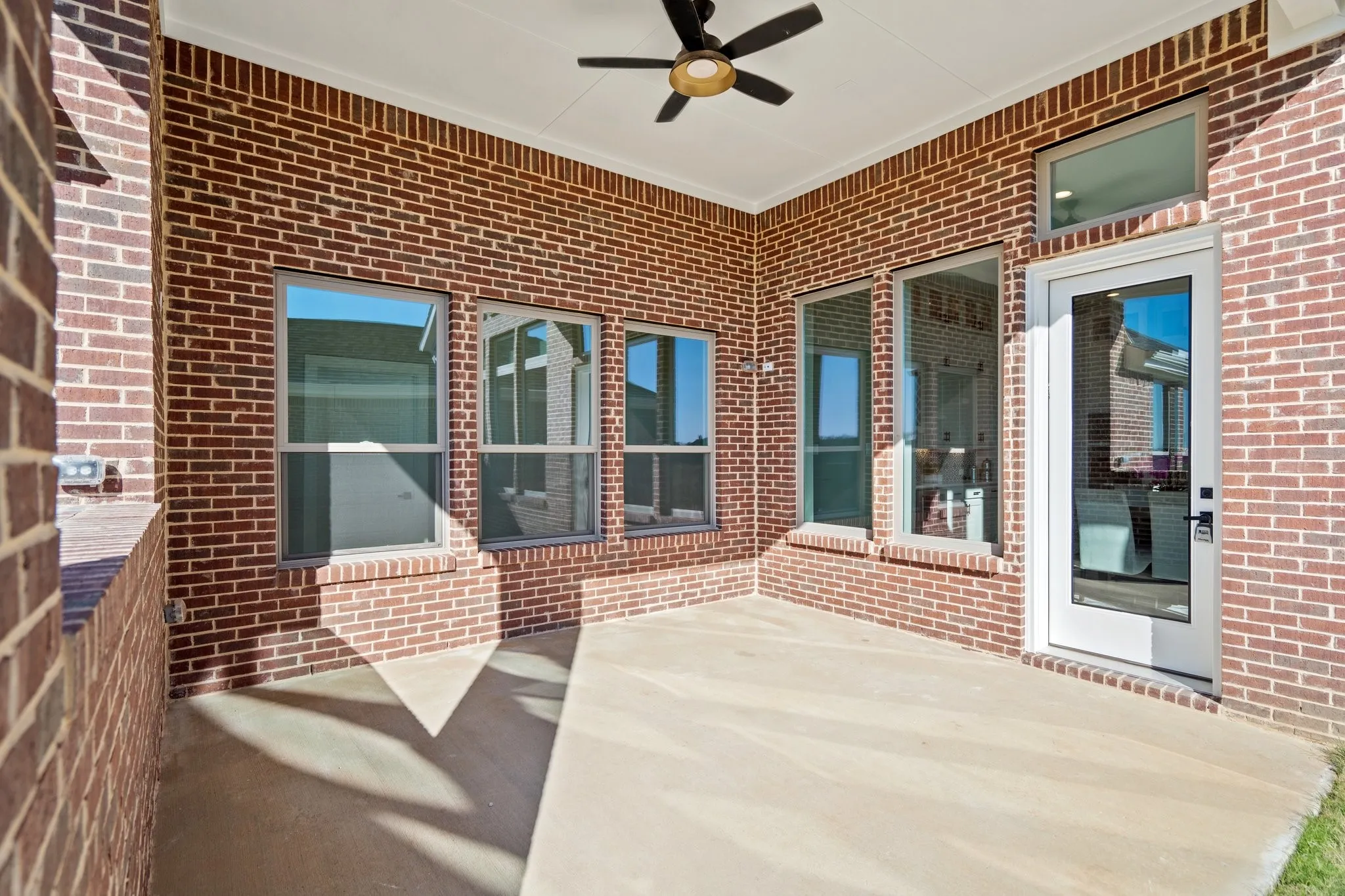 Single Family Residence For Sale in Dallas County , 1607 Pebble Beach Lane, Cedar Hill, Texas 75104, 4 Bedroom, 6 Bathroom, 3 Garage spaces, 4,532 Sqft, built in 2022, mls#21014091, Real Estate Agent in Cedar Hill, Homes For Sale in Dallas county, Homes For Sale in Cedar Hill, Realtor in Cedar Hill Texas, Real Estate Brokerage Independent Realty Texas, Luminita Cordes Realtor