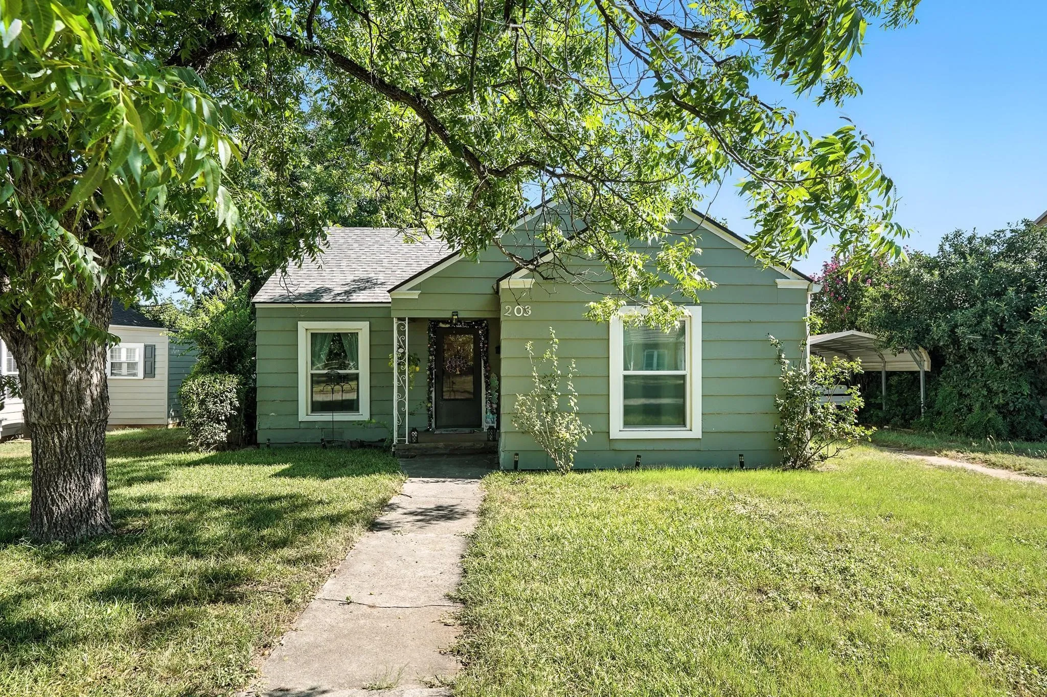 Single Family Residence For Sale in Coleman County , 203 Miami Street, Coleman, Texas 76834, 3 Bedroom, 2 Bathroom, 2 Garage spaces, 1,336 Sqft, built in 1950, Preowned, mls#21014677, Real Estate Agent in Coleman, Homes For Sale in Coleman county, Homes For Sale in Coleman, Realtor in Coleman Texas, Real Estate Brokerage Independent Realty Texas, Luminita Cordes Realtor