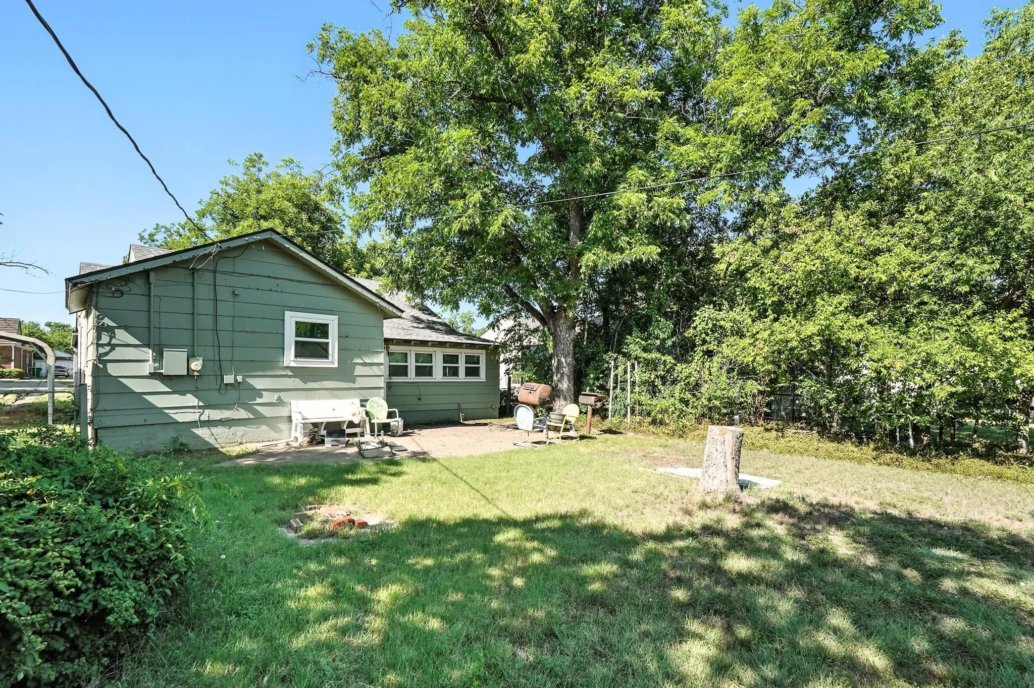 Single Family Residence For Sale in Coleman County , 203 Miami Street, Coleman, Texas 76834, 3 Bedroom, 2 Bathroom, 2 Garage spaces, 1,336 Sqft, built in 1950, Preowned, mls#21014677, Real Estate Agent in Coleman, Homes For Sale in Coleman county, Homes For Sale in Coleman, Realtor in Coleman Texas, Real Estate Brokerage Independent Realty Texas, Luminita Cordes Realtor