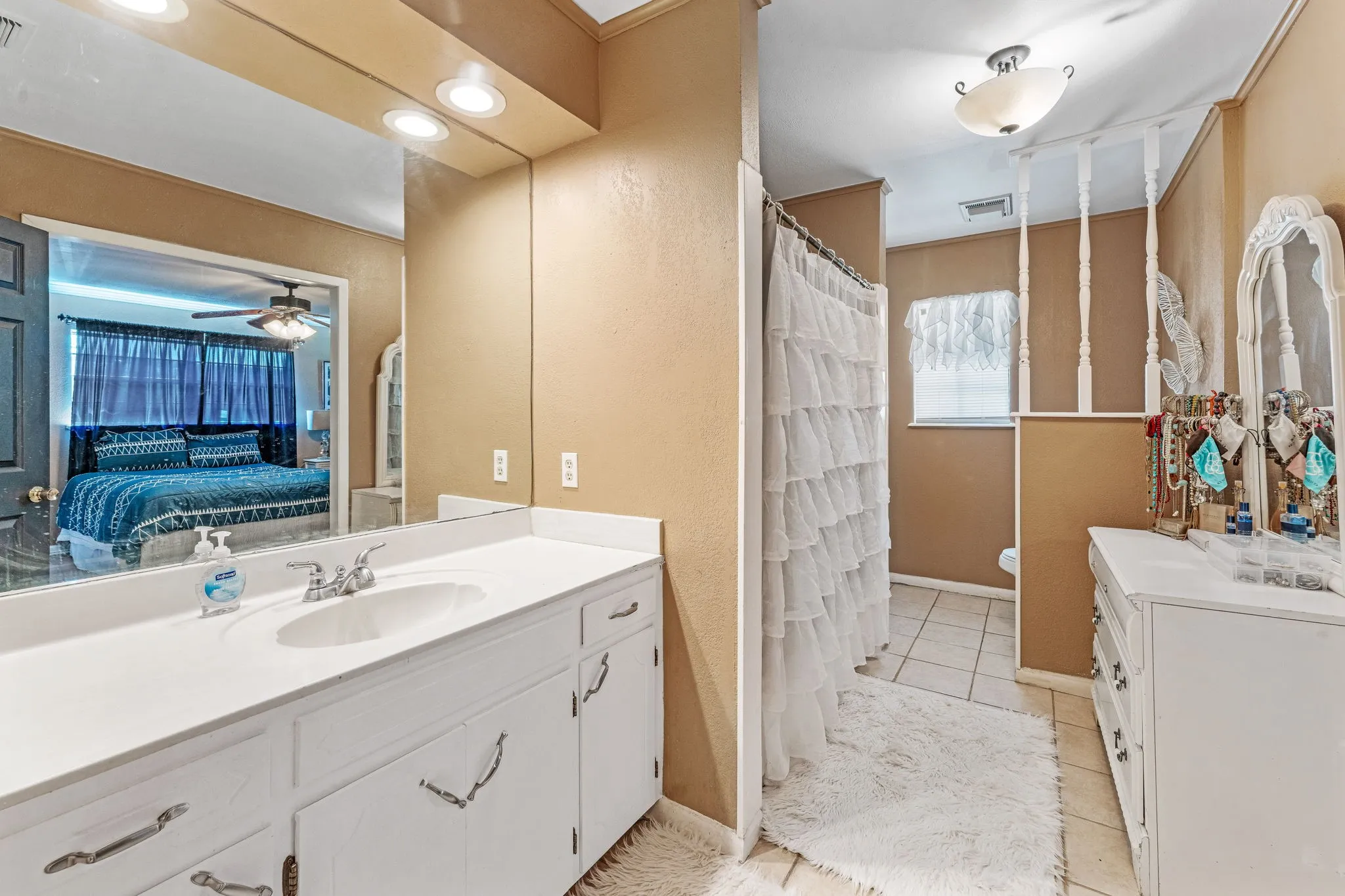 Full bath with vanity, a ceiling fan, tile patterned floors, ensuite bath, and a shower with curtain
