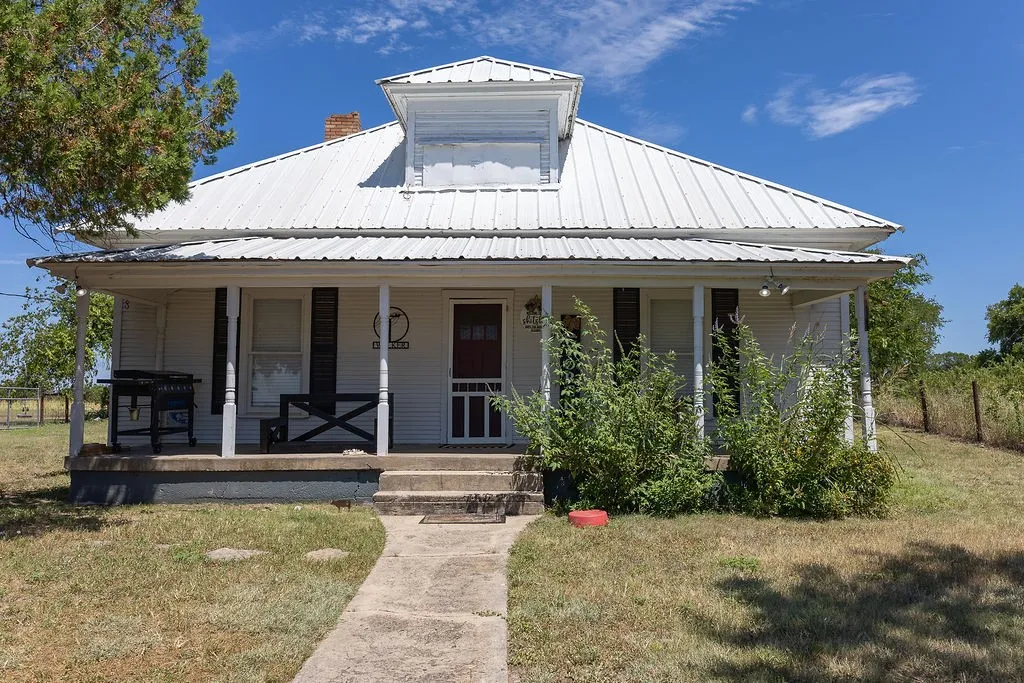 Farm For Sale in Parker County , 5080 & 5090 Tin Top Road, Weatherford, Texas 76087, 2 Bedrooms, 1 Bathroom, Garage spaces, 952 Sqft, built in 1900, Preowned, Price $3,200,000, mls#21014665, Real Estate Agent in Weatherford, Homes For Sale in Parker county, Homes For Sale in Weatherford, Realtor in Weatherford Texas, Real Estate Brokerage Independent Realty Texas, Luminita Cordes Realtor