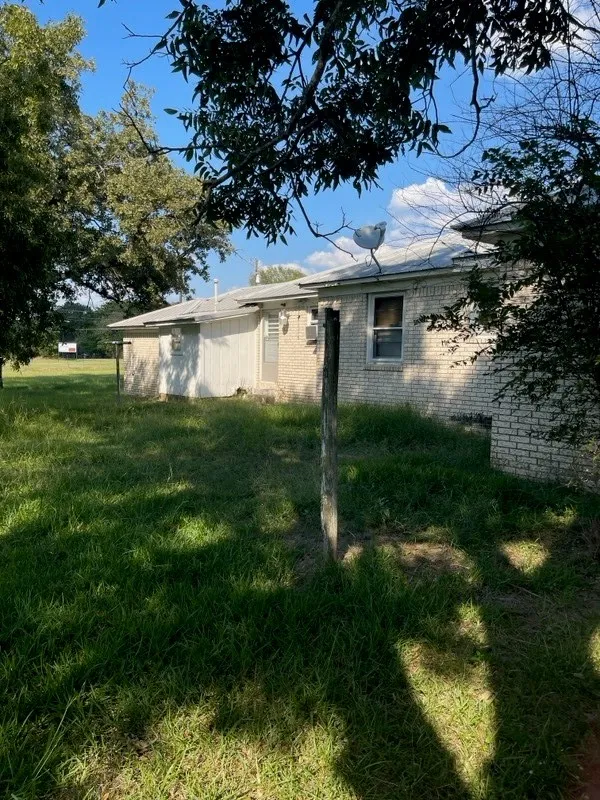 Single Family Residence For Sale in Freestone County , 1001 S Fairway Street, Fairfield, Texas 75840, 4 Bedroom, 2 Bathroom, 1 Garage spaces, 1,560 Sqft, built in 1955, Preowned, mls#21016902, Real Estate Agent in Fairfield, Homes For Sale in Freestone county, Homes For Sale in Fairfield, Realtor in Fairfield Texas, Real Estate Brokerage Independent Realty Texas, Luminita Cordes Realtor