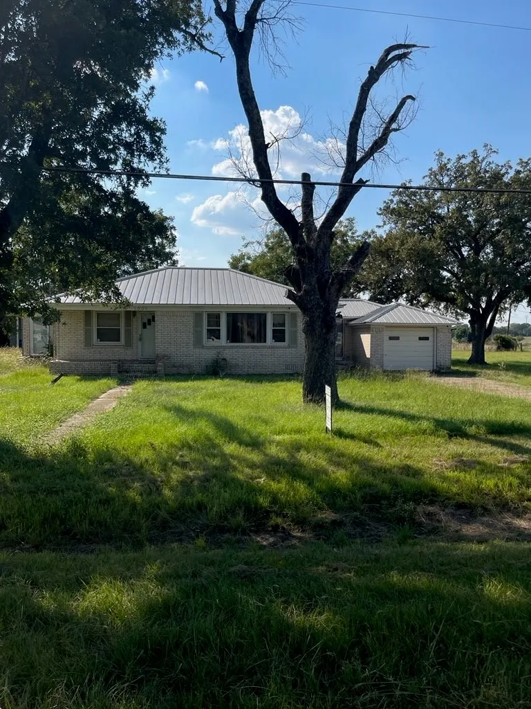 Single Family Residence For Sale in Freestone County , 1001 S Fairway Street, Fairfield, Texas 75840, 4 Bedroom, 2 Bathroom, 1 Garage spaces, 1,560 Sqft, built in 1955, Preowned, mls#21016902, Real Estate Agent in Fairfield, Homes For Sale in Freestone county, Homes For Sale in Fairfield, Realtor in Fairfield Texas, Real Estate Brokerage Independent Realty Texas, Luminita Cordes Realtor