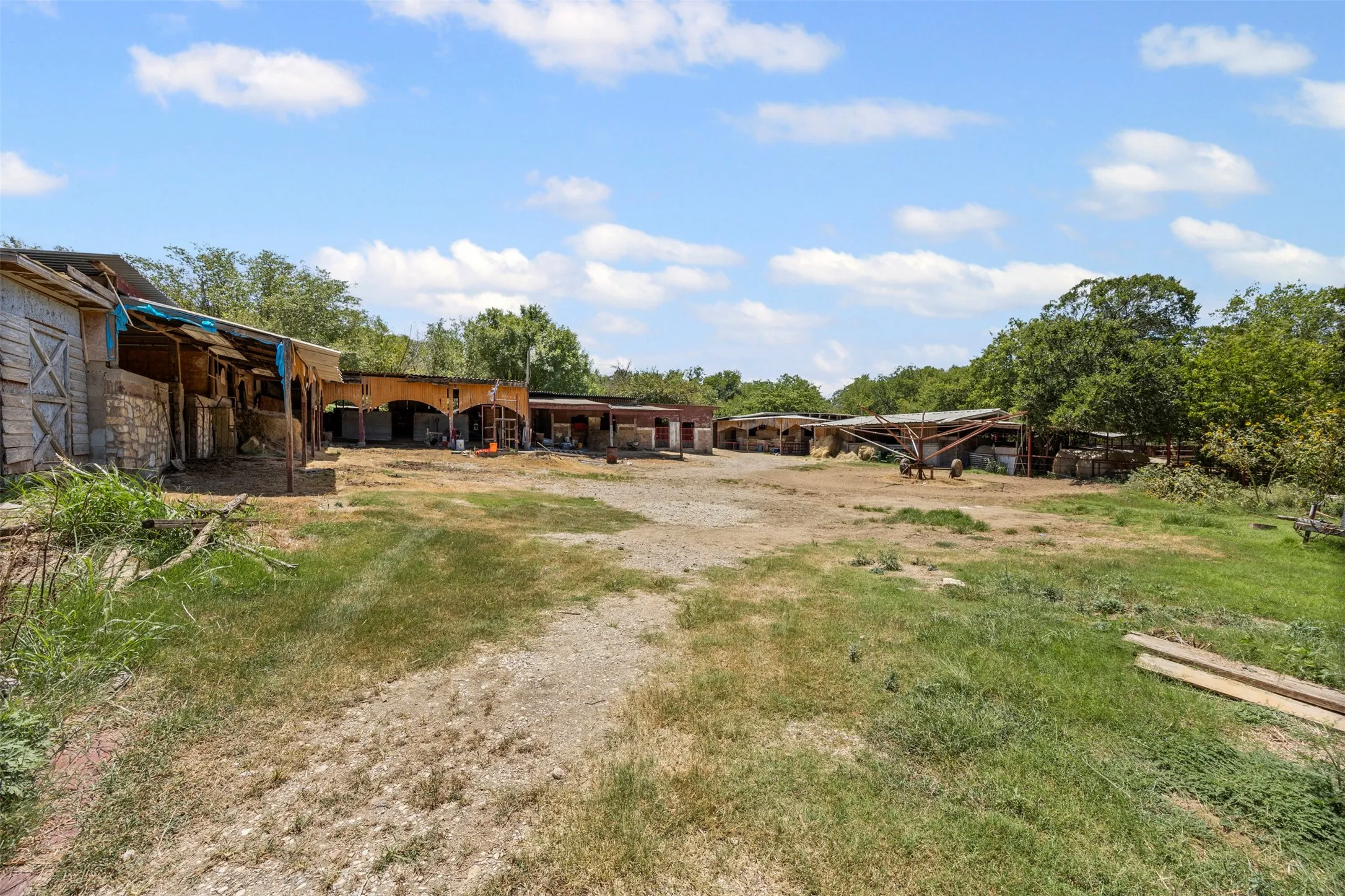 View of yard featuring an outbuilding