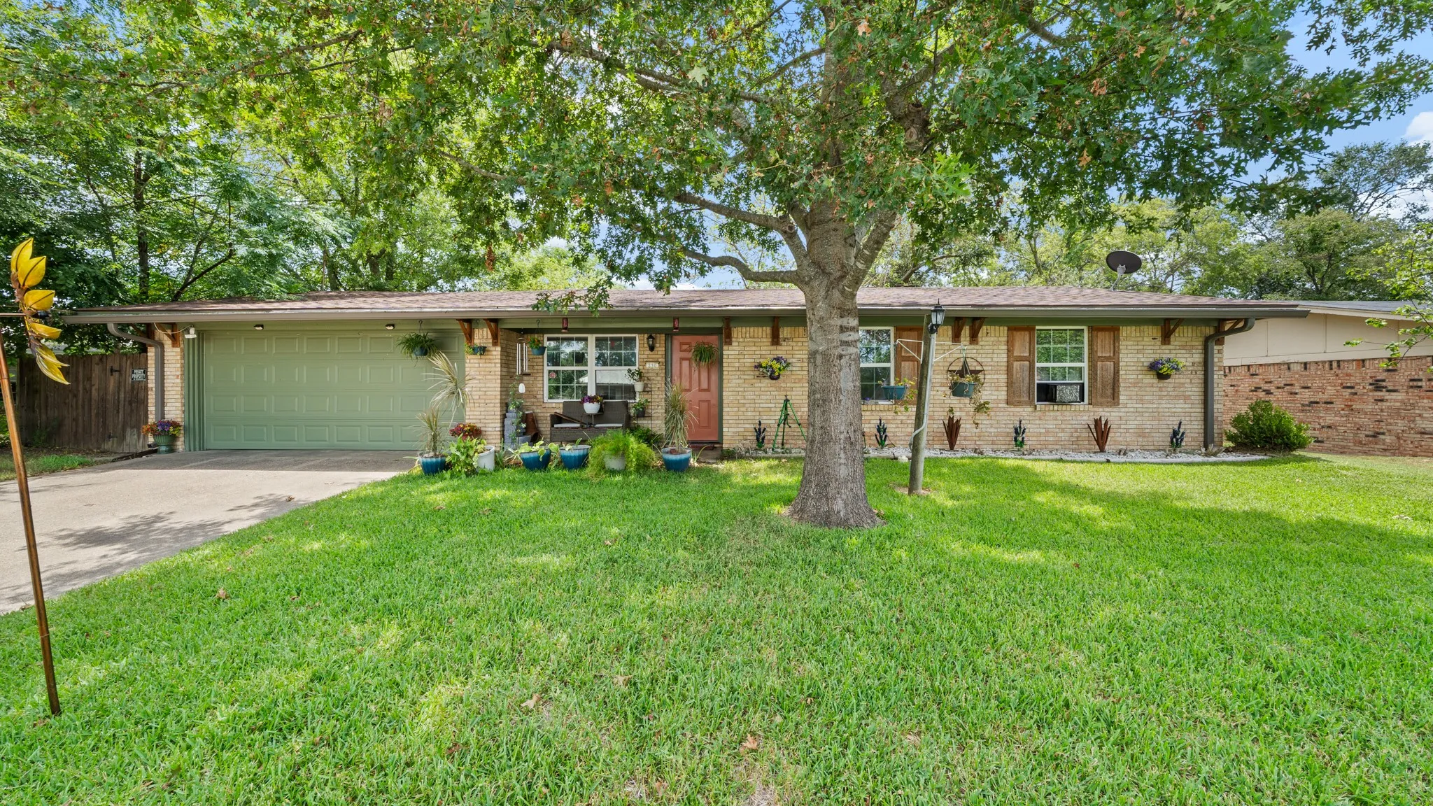 Single Family Residence For Sale in Van Zandt County , 230 Dodson Street, Canton, Texas 75103, 3 Bedroom, 2 Bathroom, 1 Garage spaces, 1,169 Sqft, built in 1973, Preowned, mls#21016404, Real Estate Agent in Canton, Homes For Sale in Van Zandt county, Homes For Sale in Canton, Realtor in Canton Texas, Real Estate Brokerage Independent Realty Texas, Luminita Cordes Realtor