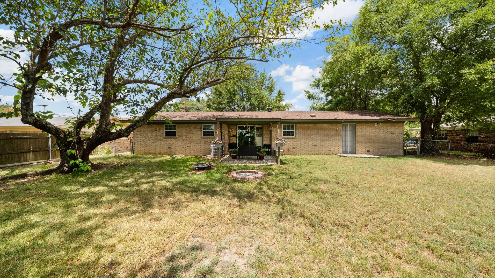 Single Family Residence For Sale in Van Zandt County , 230 Dodson Street, Canton, Texas 75103, 3 Bedroom, 2 Bathroom, 1 Garage spaces, 1,169 Sqft, built in 1973, Preowned, mls#21016404, Real Estate Agent in Canton, Homes For Sale in Van Zandt county, Homes For Sale in Canton, Realtor in Canton Texas, Real Estate Brokerage Independent Realty Texas, Luminita Cordes Realtor