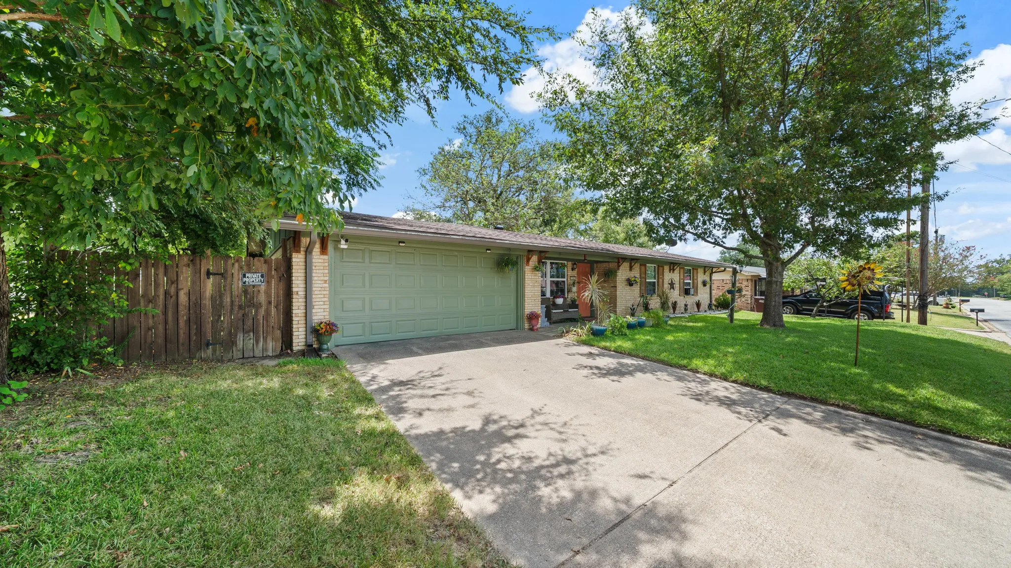 Single Family Residence For Sale in Van Zandt County , 230 Dodson Street, Canton, Texas 75103, 3 Bedroom, 2 Bathroom, 1 Garage spaces, 1,169 Sqft, built in 1973, Preowned, mls#21016404, Real Estate Agent in Canton, Homes For Sale in Van Zandt county, Homes For Sale in Canton, Realtor in Canton Texas, Real Estate Brokerage Independent Realty Texas, Luminita Cordes Realtor