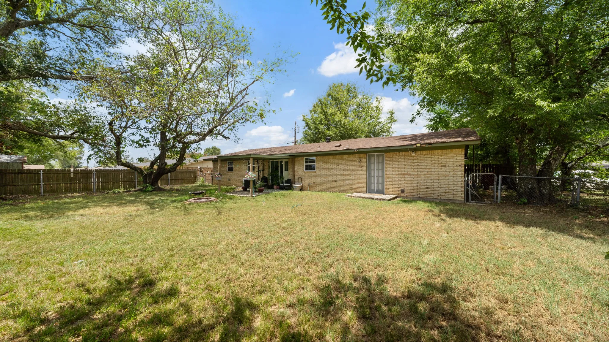 Single Family Residence For Sale in Van Zandt County , 230 Dodson Street, Canton, Texas 75103, 3 Bedroom, 2 Bathroom, 1 Garage spaces, 1,169 Sqft, built in 1973, Preowned, mls#21016404, Real Estate Agent in Canton, Homes For Sale in Van Zandt county, Homes For Sale in Canton, Realtor in Canton Texas, Real Estate Brokerage Independent Realty Texas, Luminita Cordes Realtor