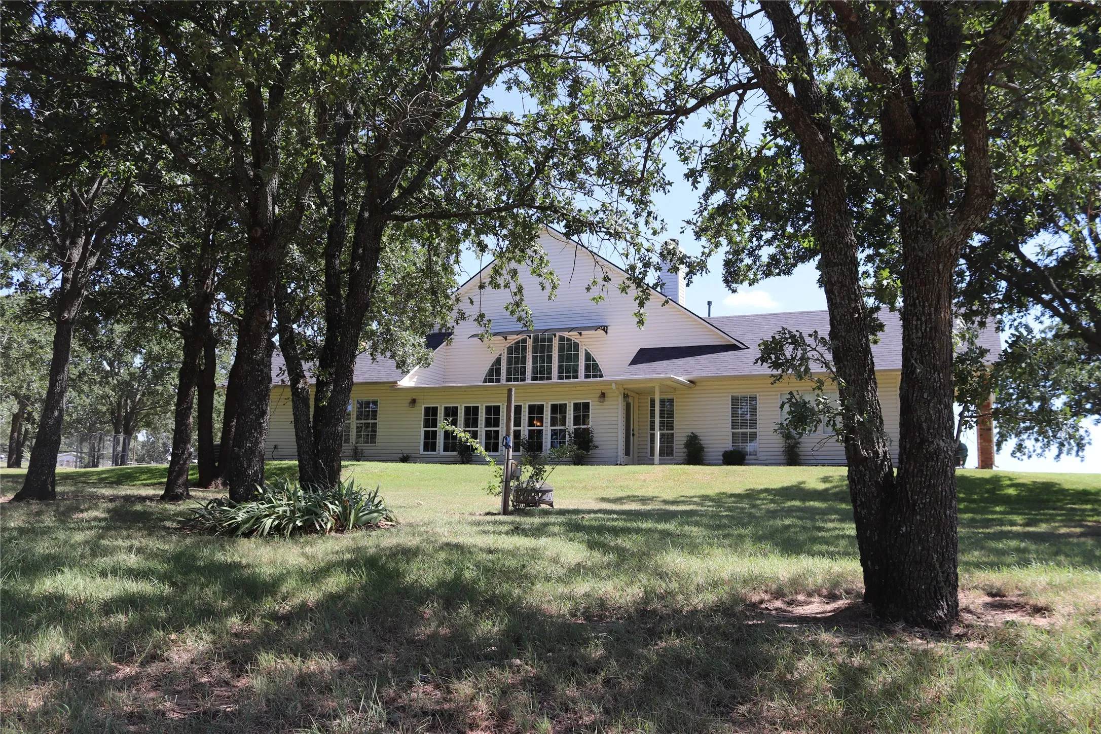 Farm For Sale in Montague County , 2642 Huddleston, Sunset, Texas 76270, 4 Bedrooms, 3 Bathrooms, 3 Garage spaces, 2,900 Sqft, built in 2000, Price $1,250,000, mls#21017753, Real Estate Agent in Sunset, Homes For Sale in Montague county, Homes For Sale in Sunset, Realtor in Sunset Texas, Real Estate Brokerage Independent Realty Texas, Luminita Cordes Realtor