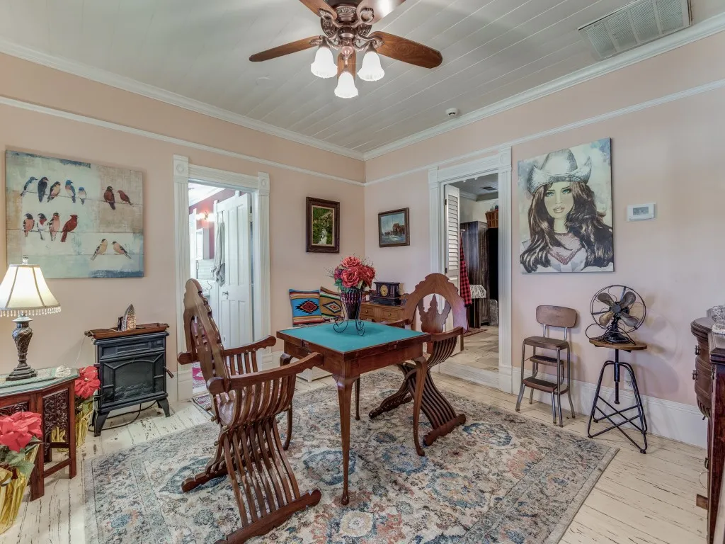 Single Family Residence For Sale in Cooke County , 392 Mt Pleasant Road, Valley View, Texas 76272, 3 Bedroom, 2 Bathroom, 2 Garage spaces, 2,027 Sqft, built in 1920, Preowned, mls#21018043, Real Estate Agent in Valley View, Homes For Sale in Cooke county, Homes For Sale in Valley View, Realtor in Valley View Texas, Real Estate Brokerage Independent Realty Texas, Luminita Cordes Realtor